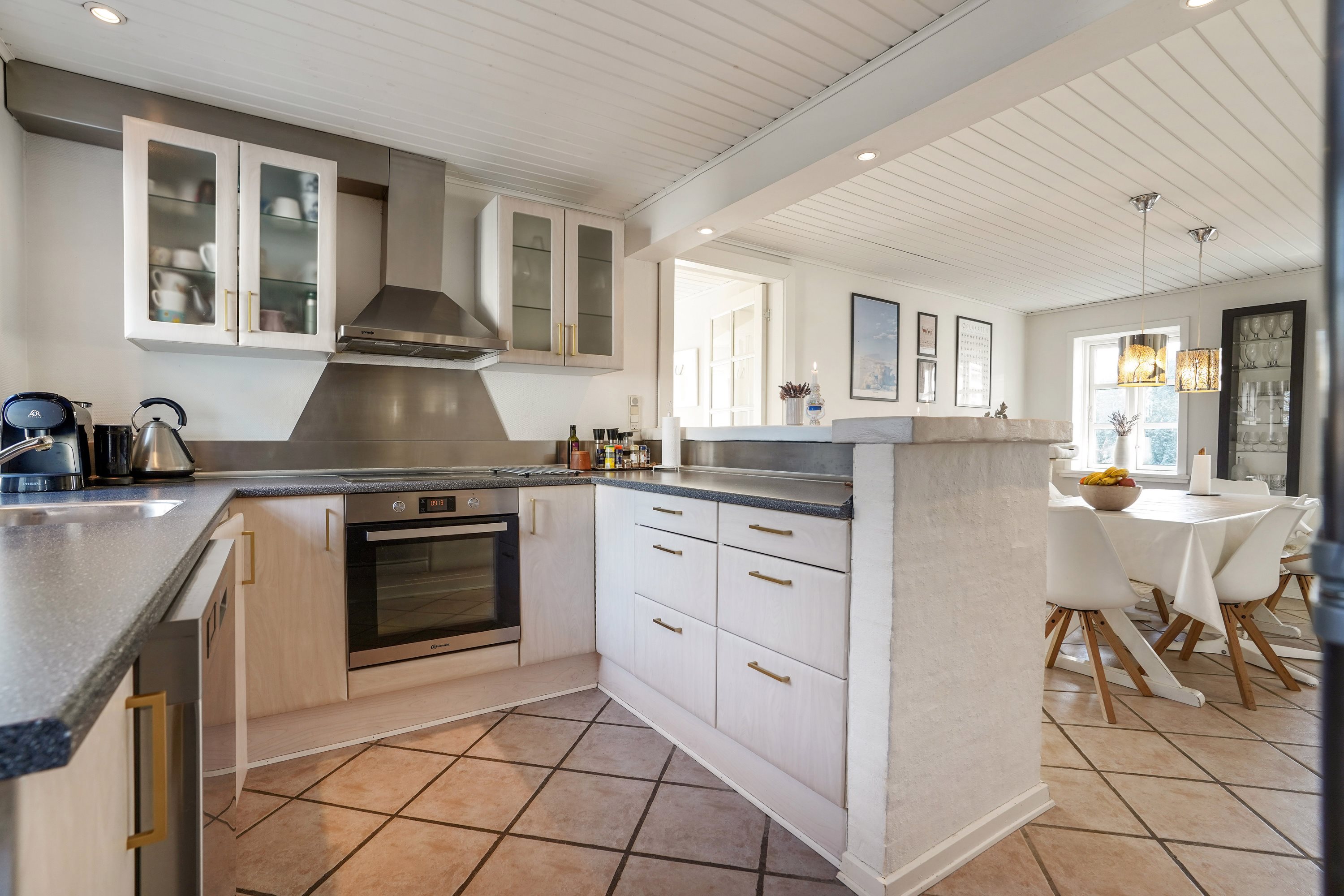 Fremhævet køkken billede i fuldskærmstilstand. Billede af Nybølvej 16, Vejlby, 5500 Middelfart