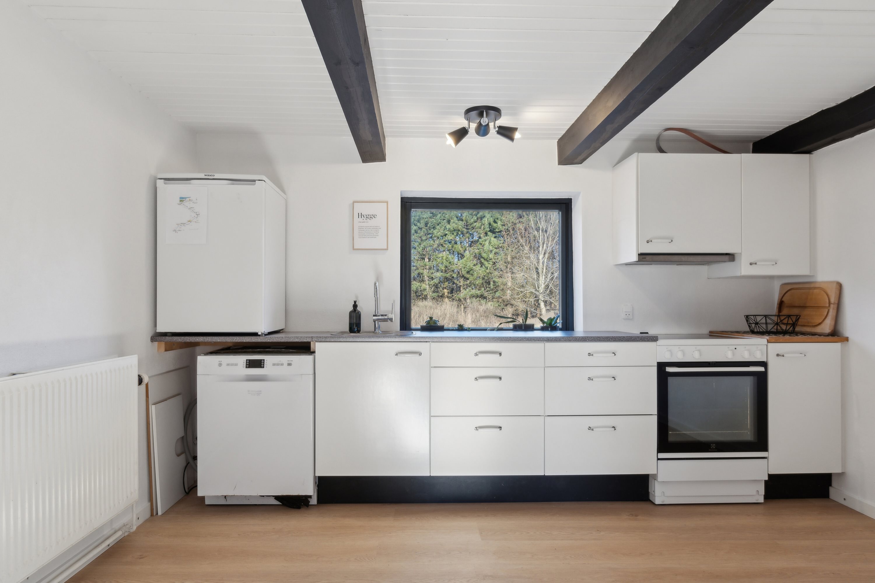 Fremhævet køkken billede i fuldskærmstilstand. Billede af Tverstedvej 25, Uggerby, 9800 Hjørring