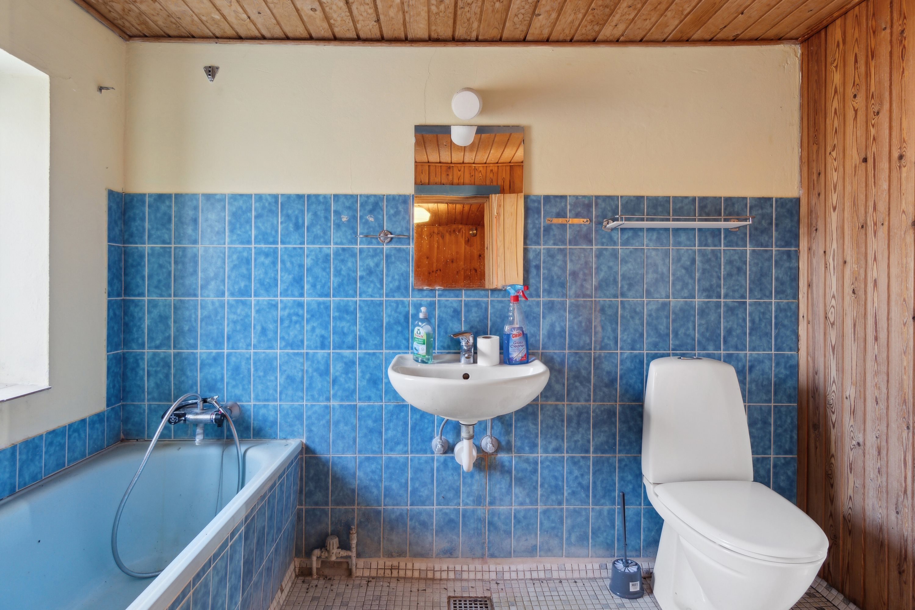 Fremhævet badeværelse billede i fuldskærmstilstand. Billede af Tverstedvej 25, Uggerby, 9800 Hjørring