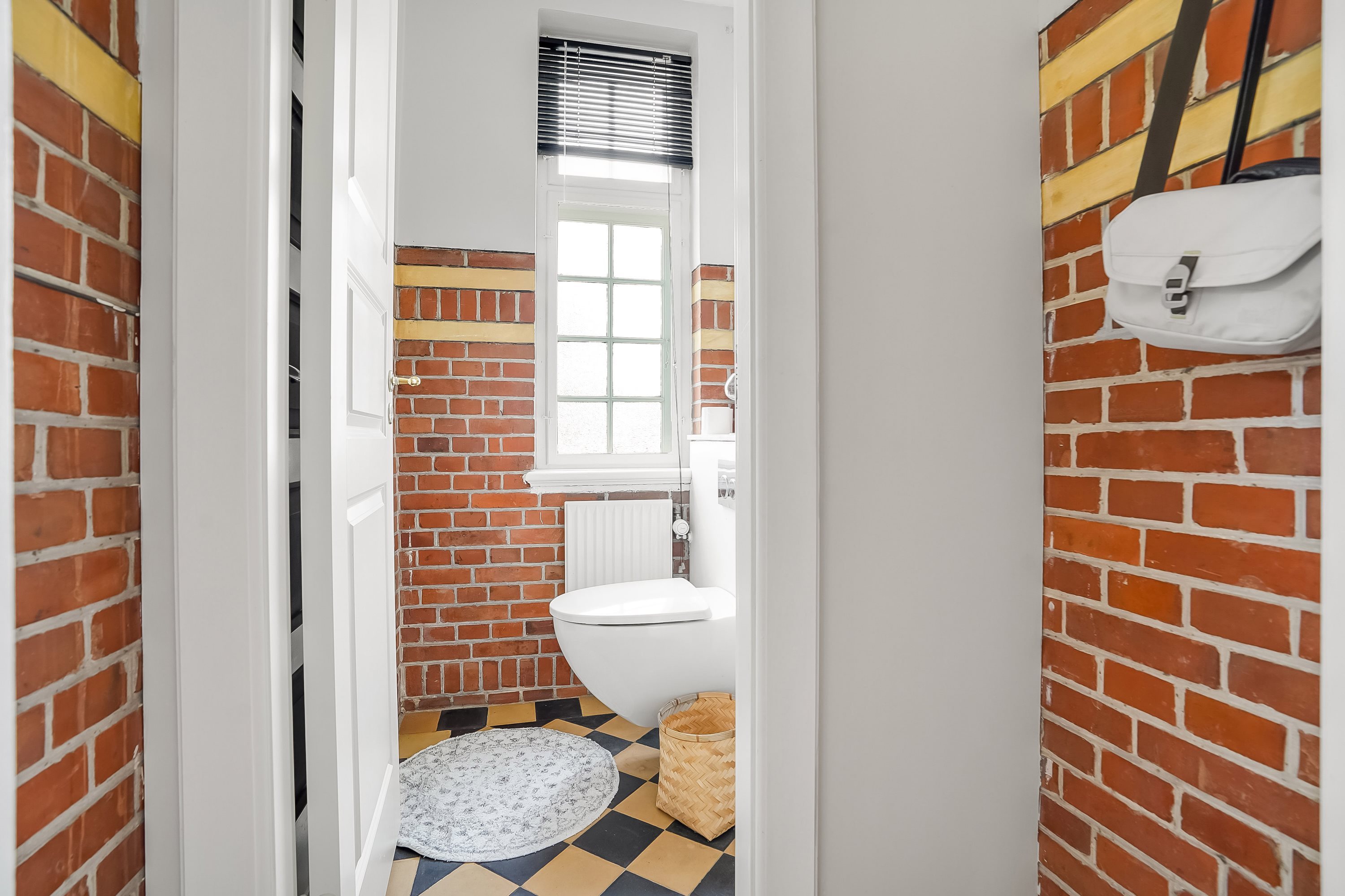 Fremhævet toilet billede i fuldskærmstilstand. Billede af Svendborgvej 424, 5600 Faaborg