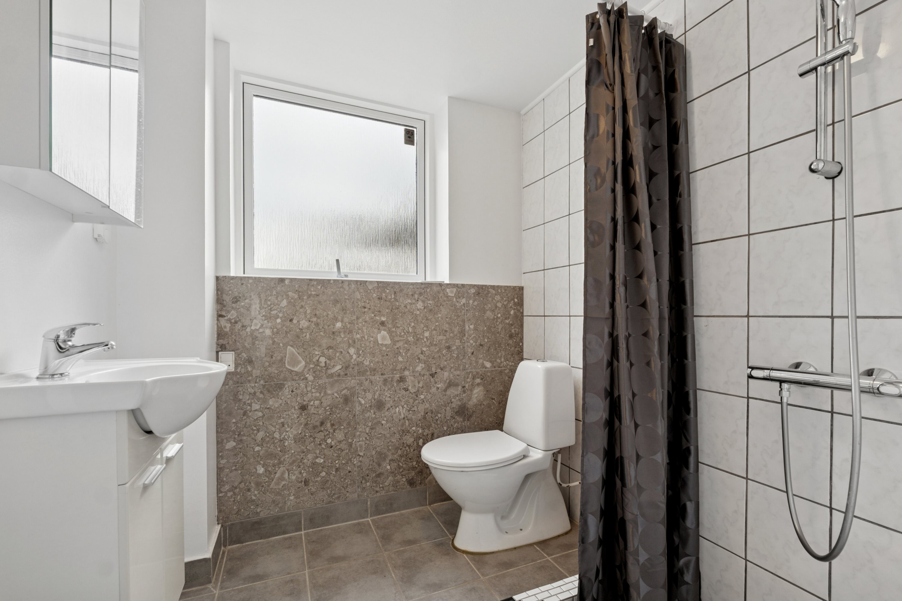 Fremhævet badeværelse billede i fuldskærmstilstand. Billede af Brickasvej 12, 3400 Hillerød