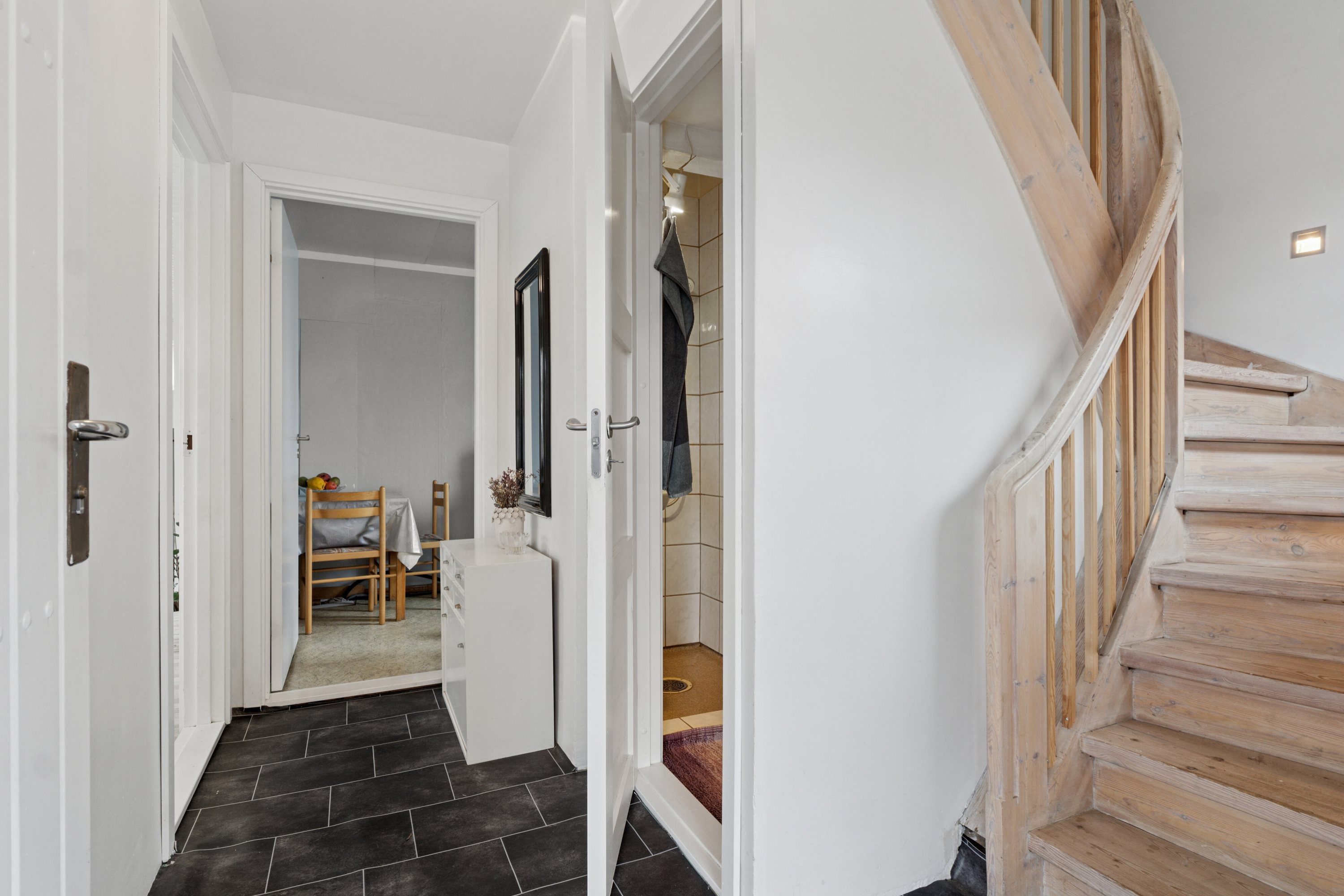 Fremhævet gang billede i fuldskærmstilstand. Billede af Brickasvej 12, 3400 Hillerød