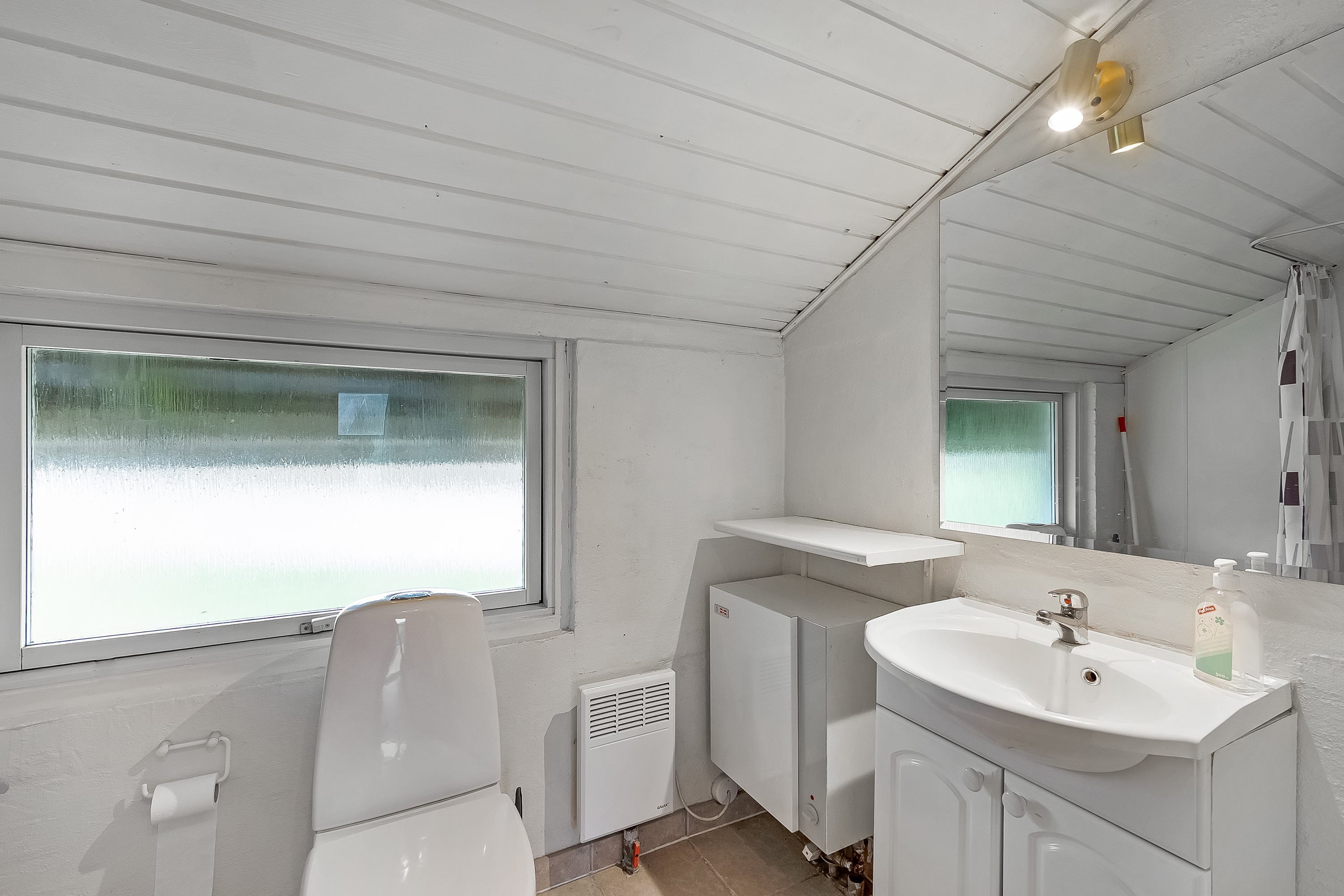 Fremhævet badeværelse billede i fuldskærmstilstand. Billede af Vester Fælled (G1) 160, Bork Havn, 6893 Hemmet