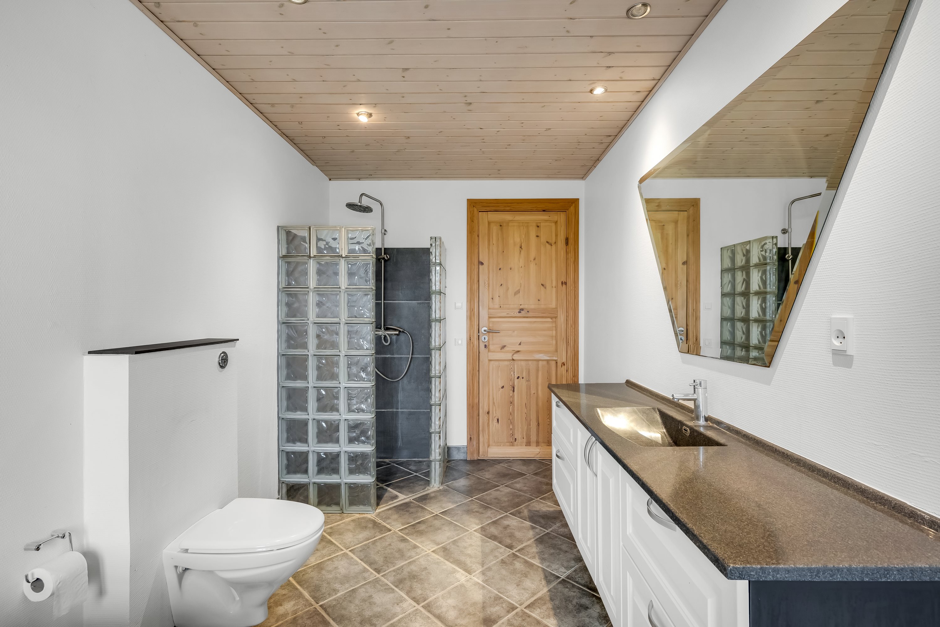 Fremhævet badeværelse billede i fuldskærmstilstand. Billede af Landevejen 73, Døstrup, 6780 Skærbæk