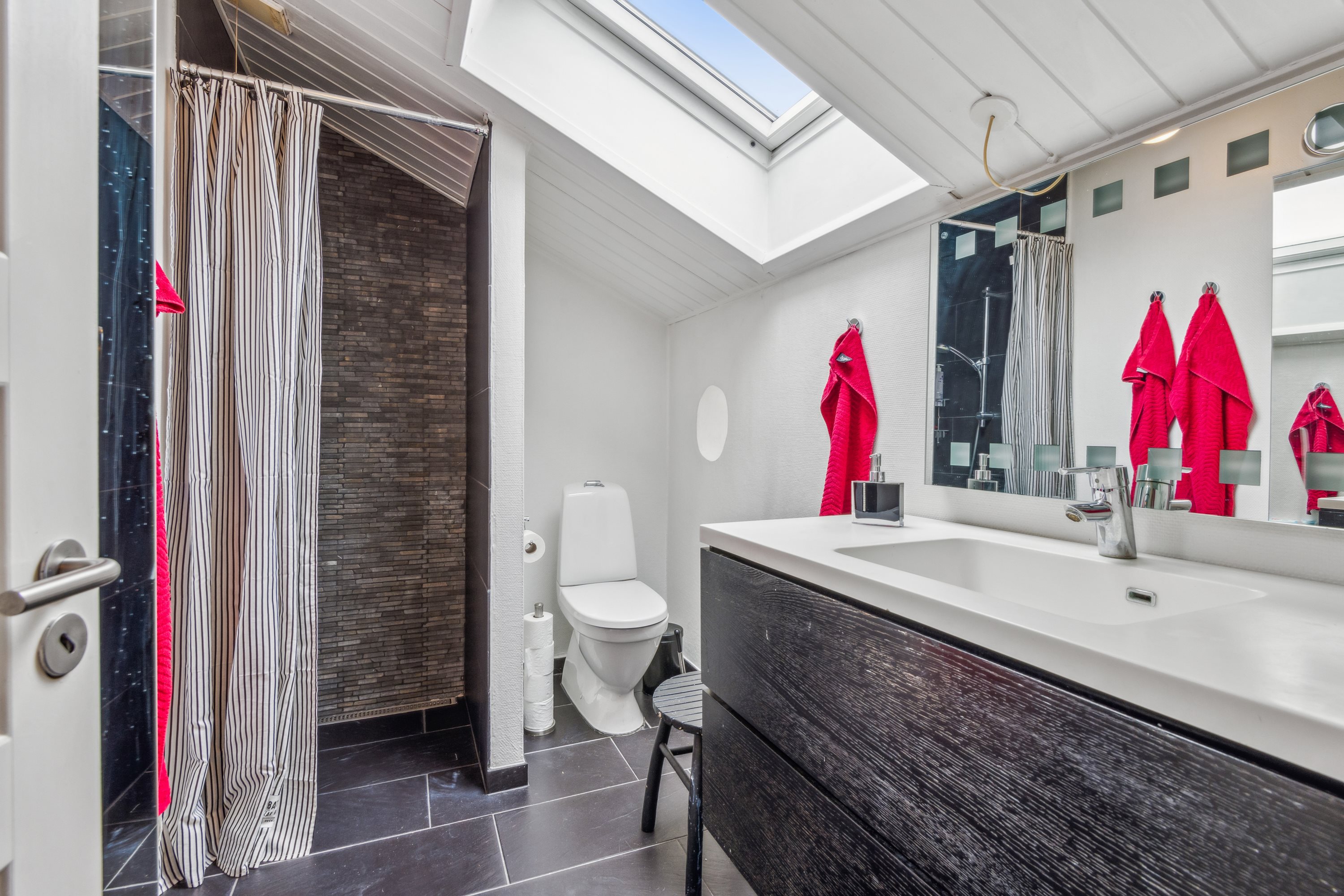 Fremhævet badeværelse billede i fuldskærmstilstand. Billede af Hirsevej 2A, Vejgaard, 9000 Aalborg