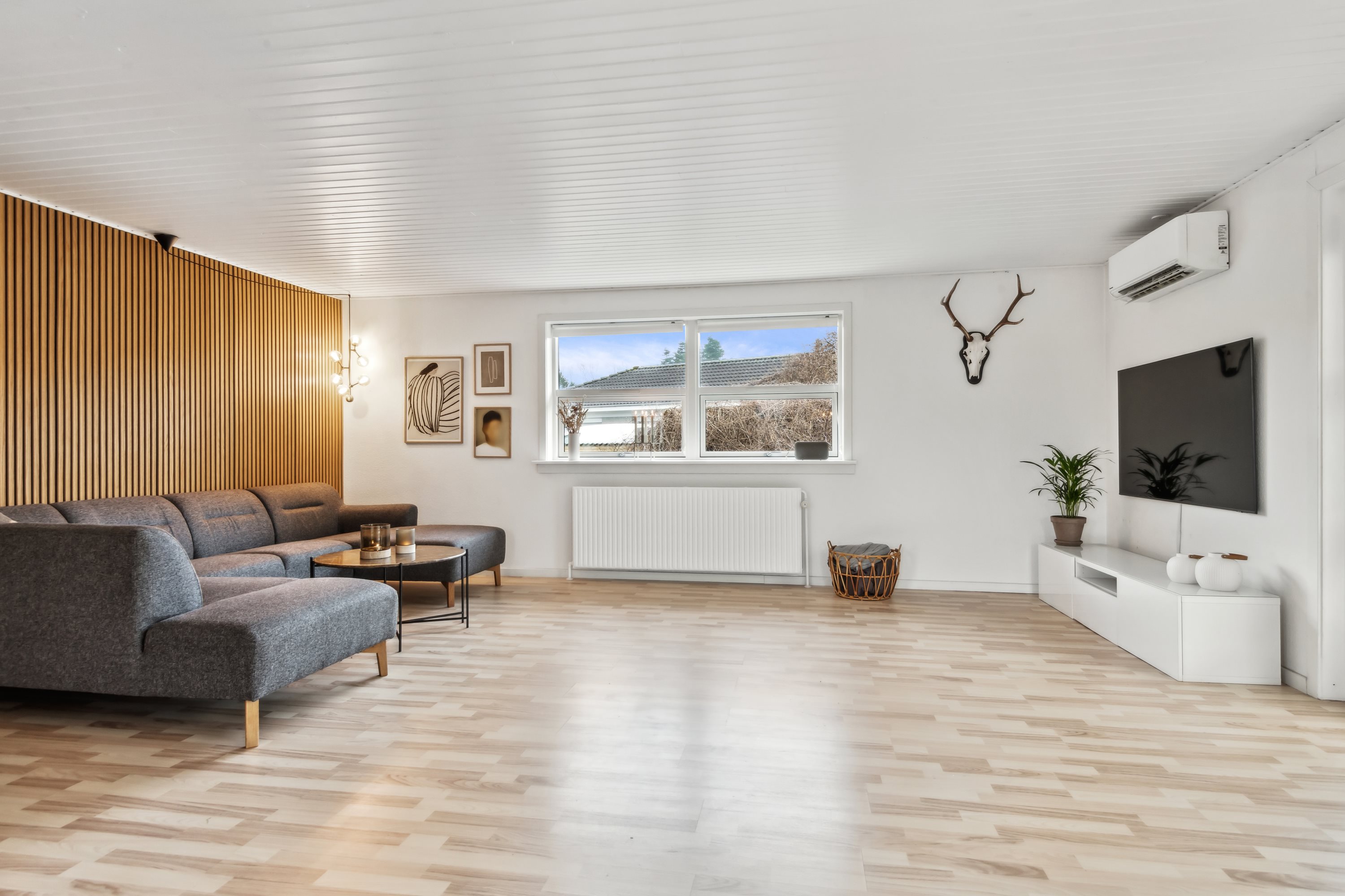 Fremhævet stue billede i fuldskærmstilstand. Billede af Bymarken 34, Sørup, 9530 Støvring