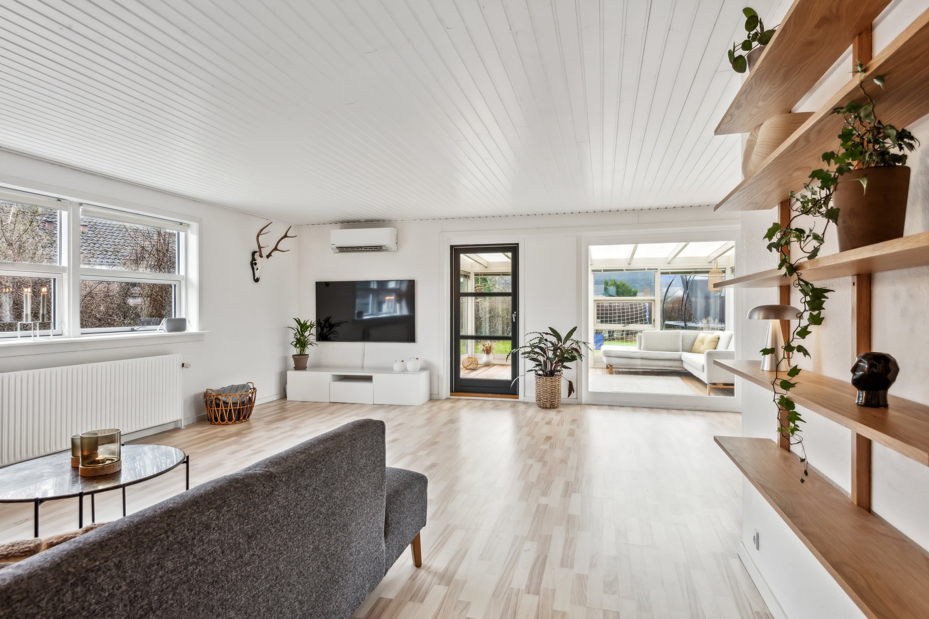 Fremhævet stue billede i fuldskærmstilstand. Billede af Bymarken 34, Sørup, 9530 Støvring