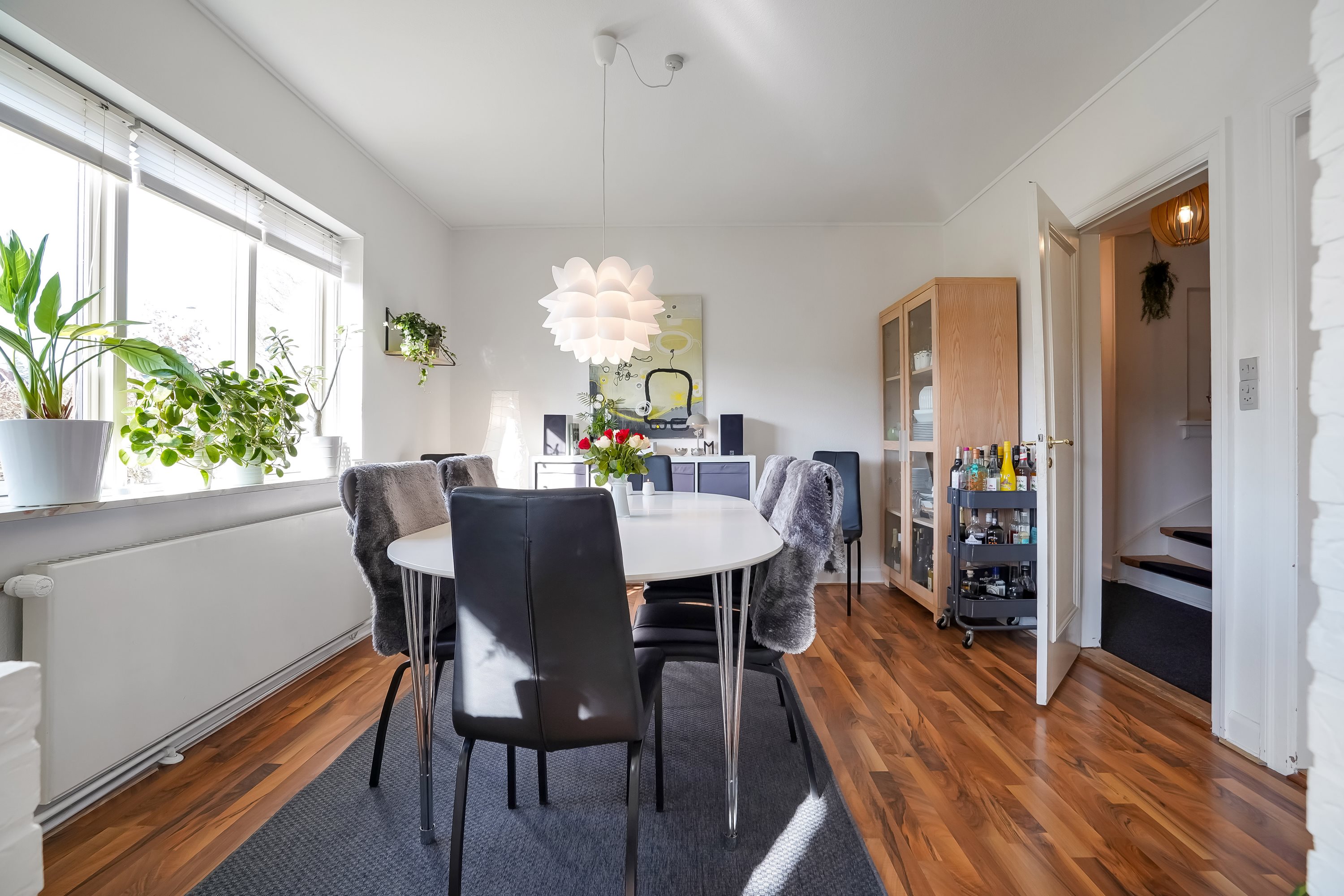 Fremhævet stue billede i fuldskærmstilstand. Billede af Svendborgvej 38, Hjallese, 5260 Odense S