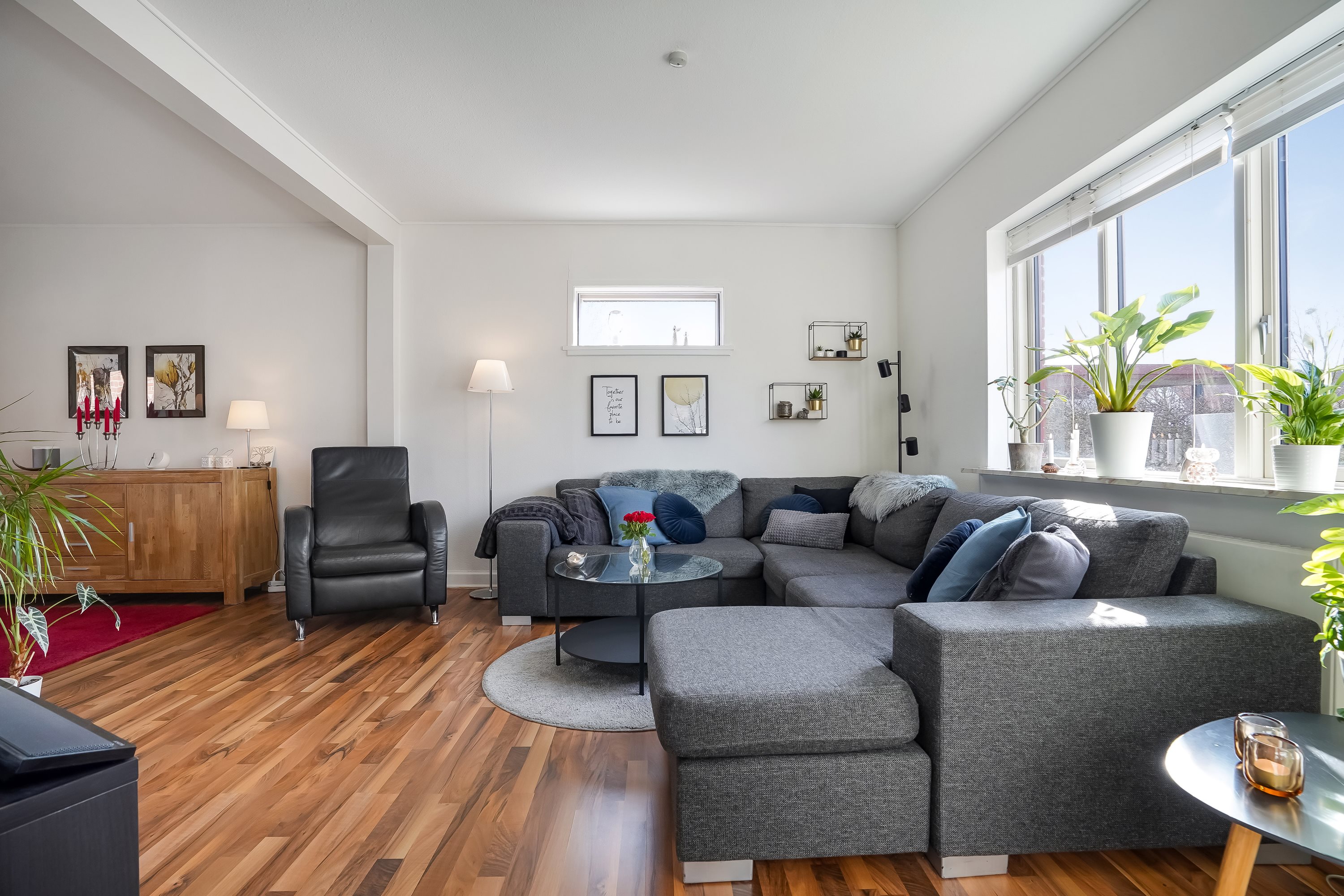 Fremhævet stue billede i fuldskærmstilstand. Billede af Svendborgvej 38, Hjallese, 5260 Odense S