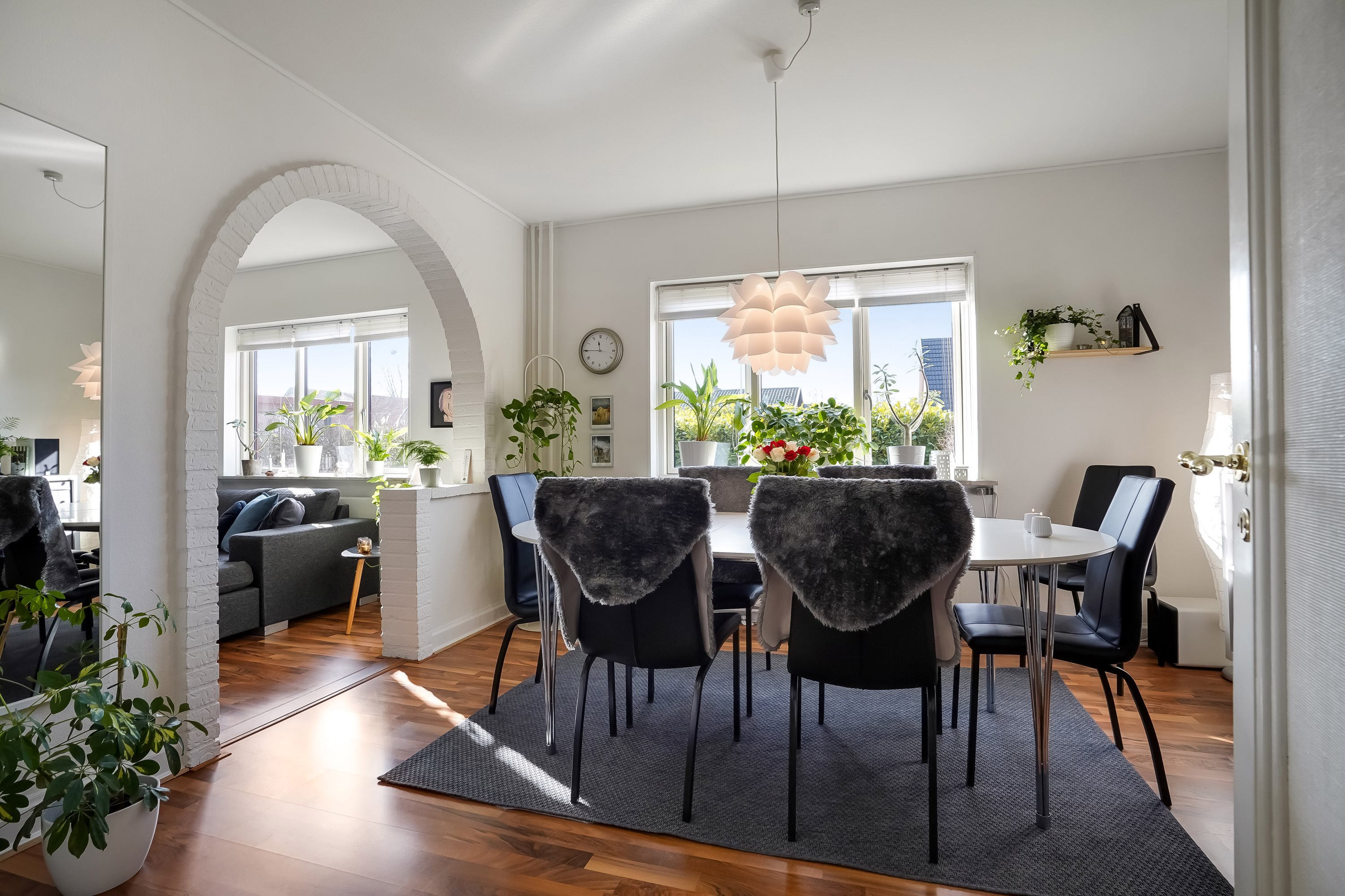 Fremhævet stue billede i fuldskærmstilstand. Billede af Svendborgvej 38, Hjallese, 5260 Odense S