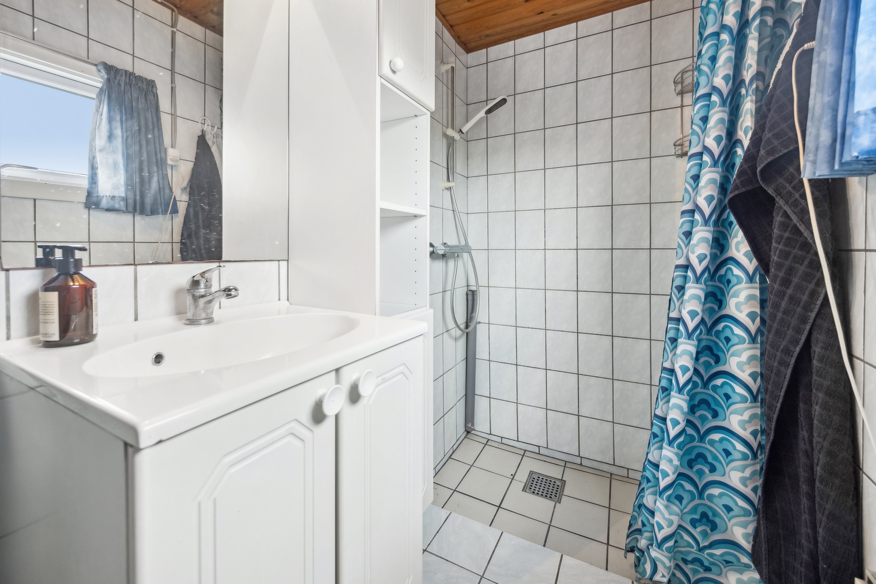 Fremhævet badeværelse billede i fuldskærmstilstand. Billede af Redningsvejen Nord 70, Hvorup Klit, 9480 Løkken