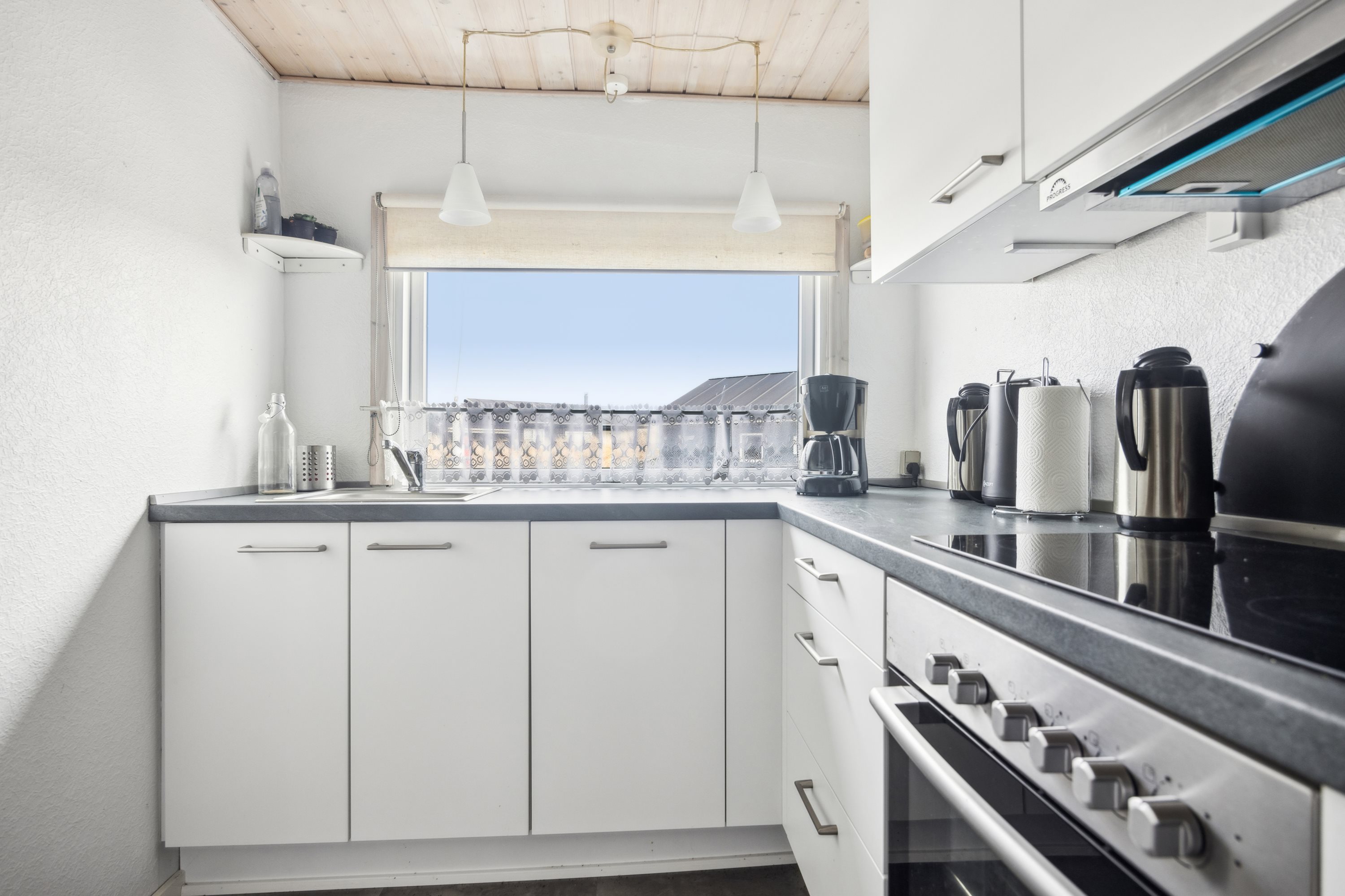 Fremhævet køkken billede i fuldskærmstilstand. Billede af Redningsvejen Nord 70, Hvorup Klit, 9480 Løkken