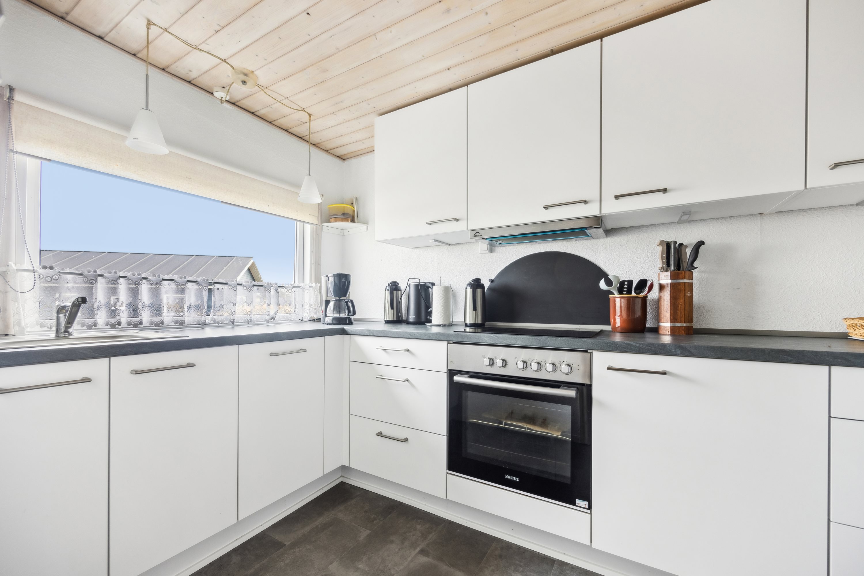 Miniaturebillede 2: køkken. Billede af Redningsvejen Nord 70, Hvorup Klit, 9480 Løkken