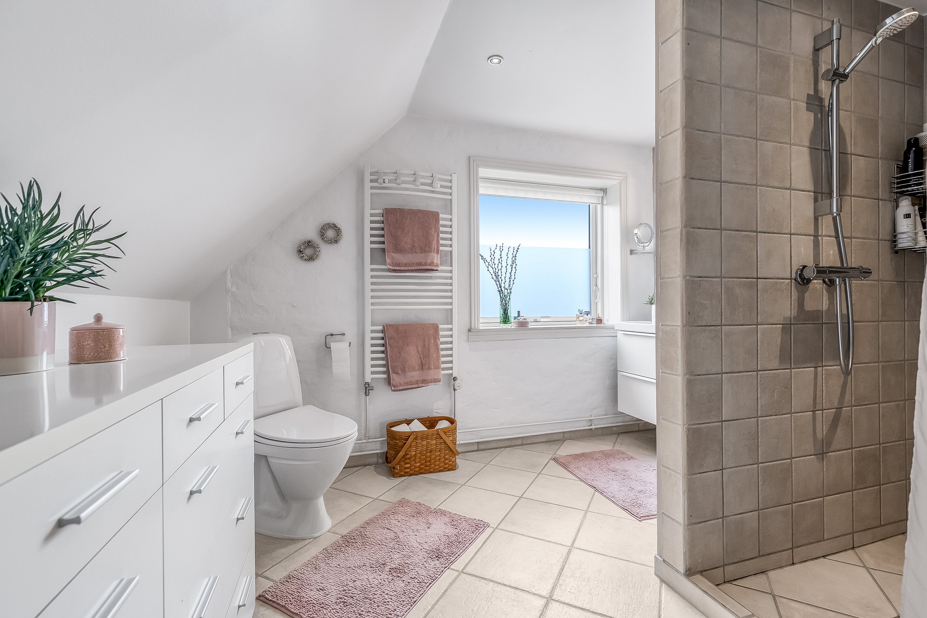 Fremhævet badeværelse billede i fuldskærmstilstand. Billede af Koldingvej 5, Vester Nebel, 6040 Egtved