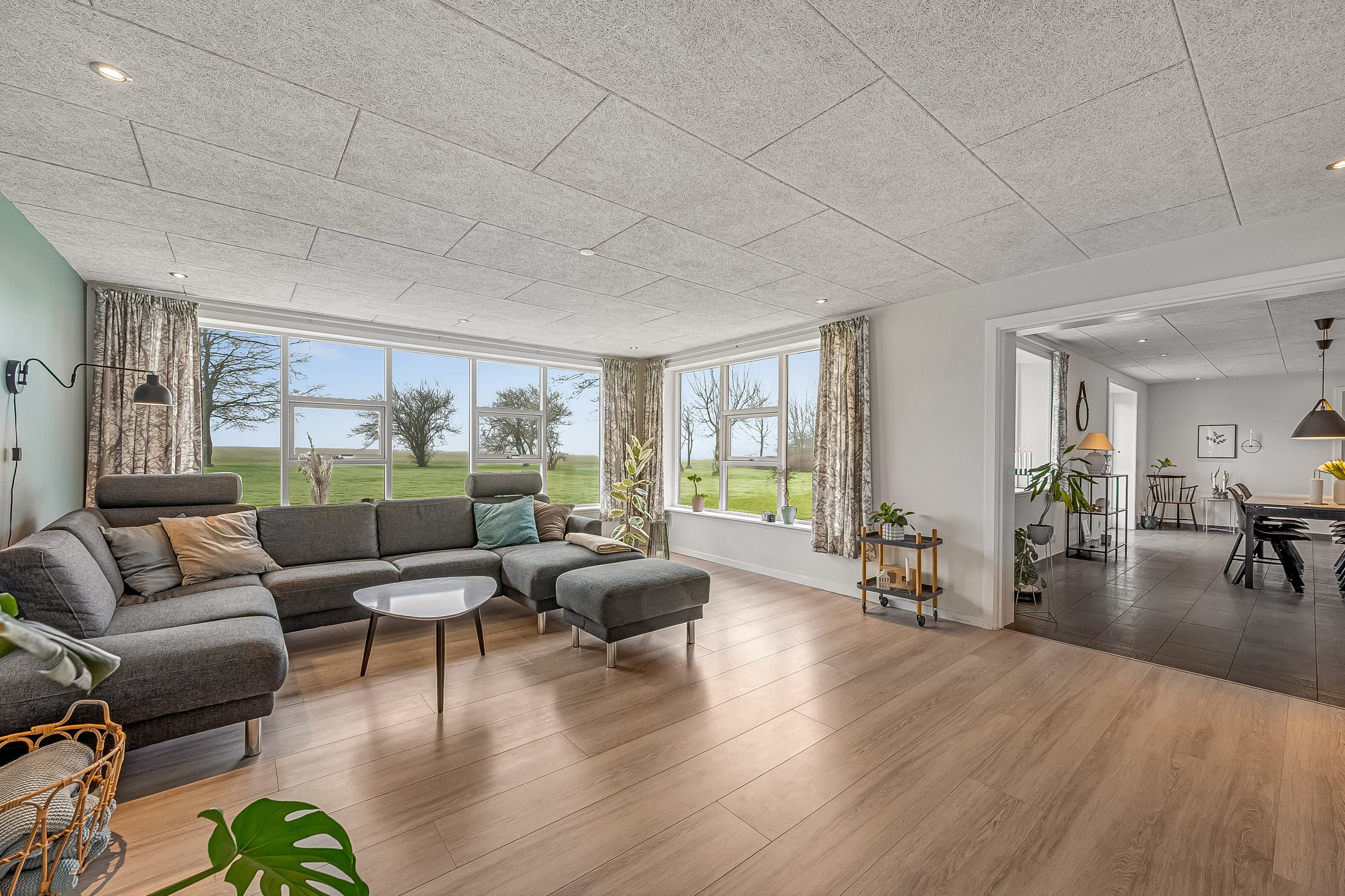 Fremhævet stue billede i fuldskærmstilstand. Billede af Kærhusvej 19, Vanting, 6971 Spjald