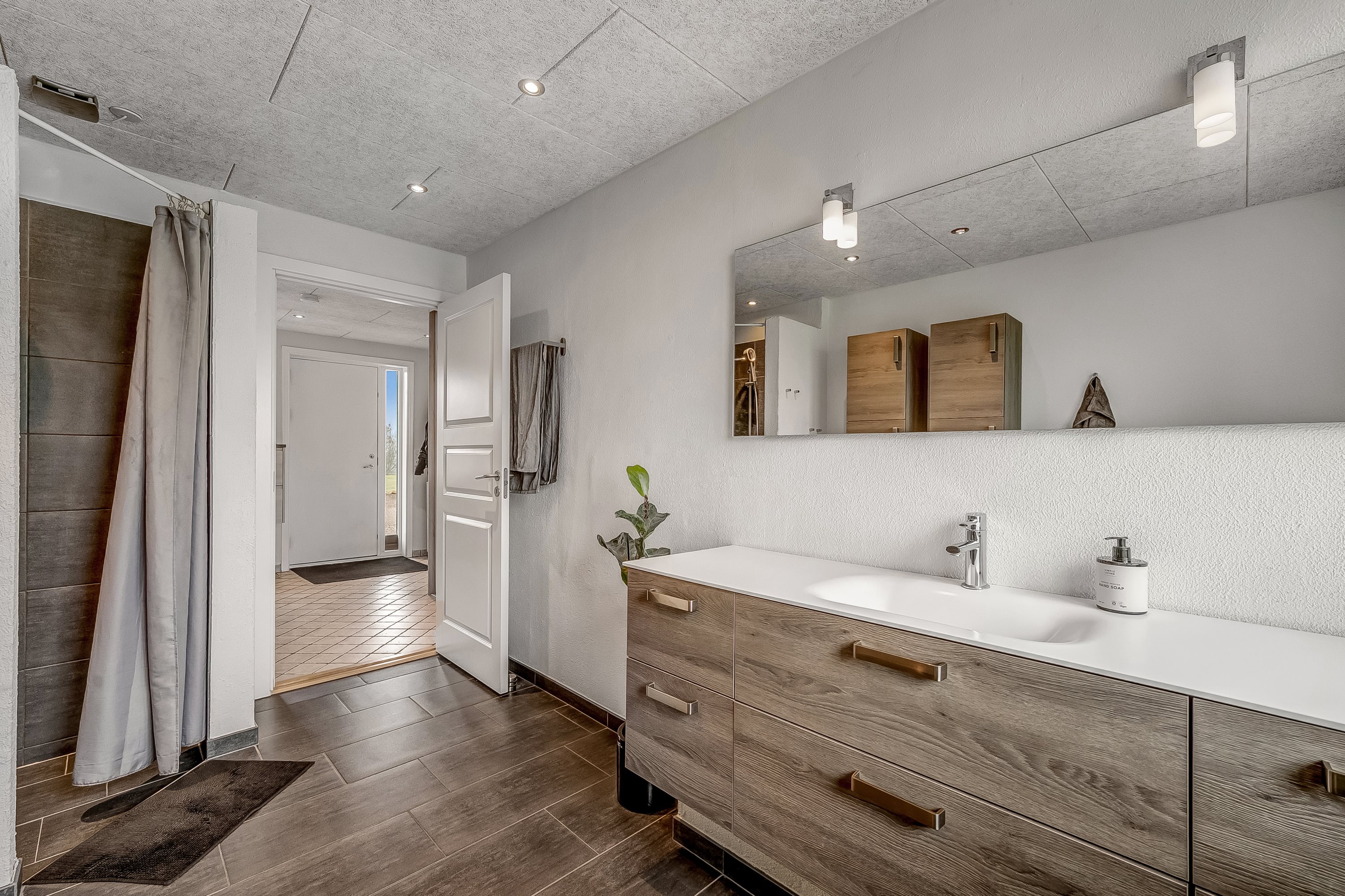 Fremhævet badeværelse billede i fuldskærmstilstand. Billede af Kærhusvej 19, Vanting, 6971 Spjald