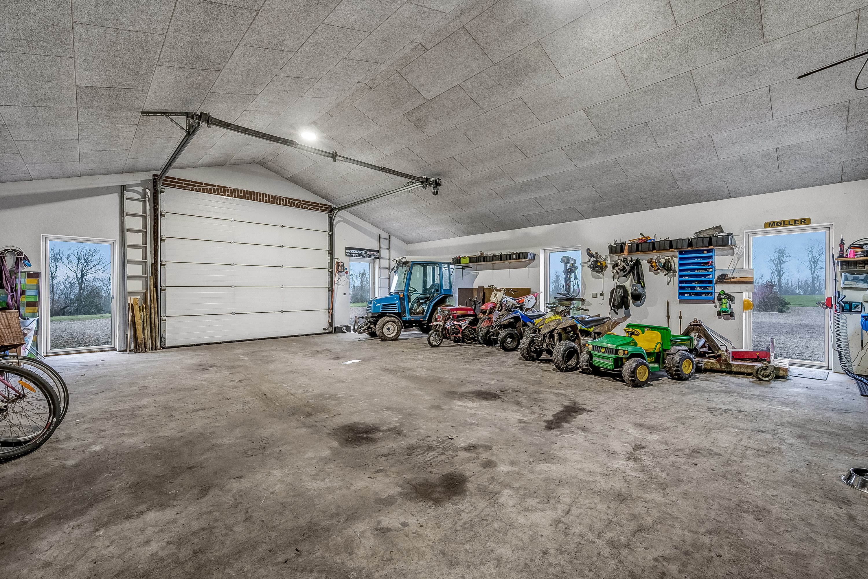 Fremhævet garage billede i fuldskærmstilstand. Billede af Kærhusvej 19, Vanting, 6971 Spjald