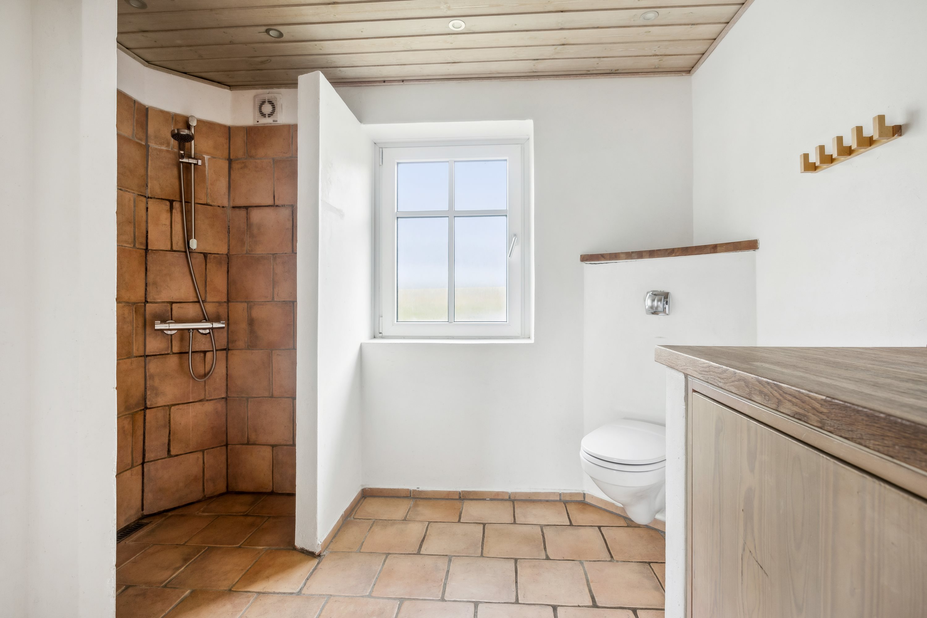 Fremhævet badeværelse billede i fuldskærmstilstand. Billede af Brødslevvejen 12, Ingstrup, 9480 Løkken