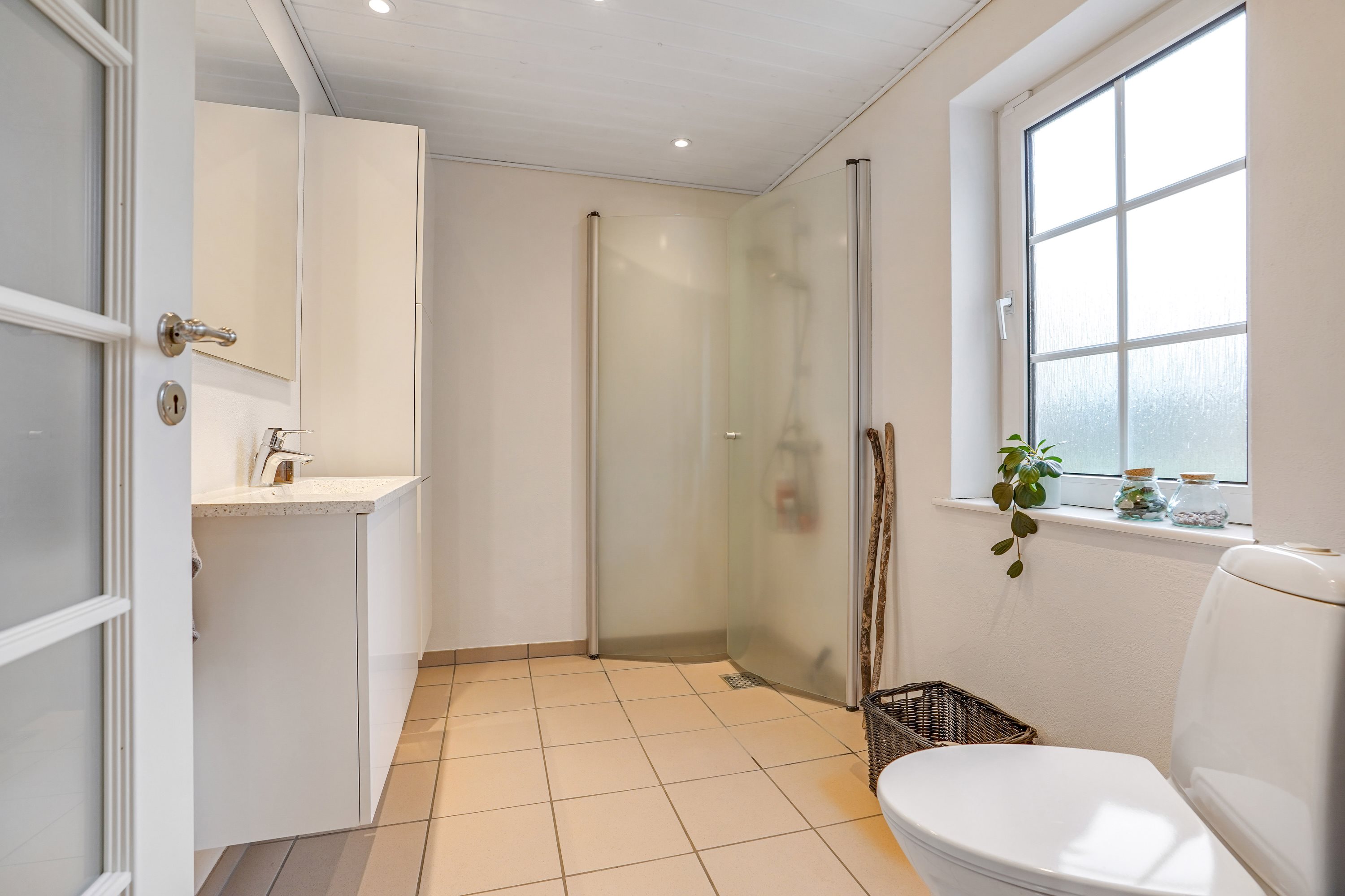 Fremhævet badeværelse billede i fuldskærmstilstand. Billede af Hovedvejen 227, Roerslev Mrk, 5580 Nørre Aaby