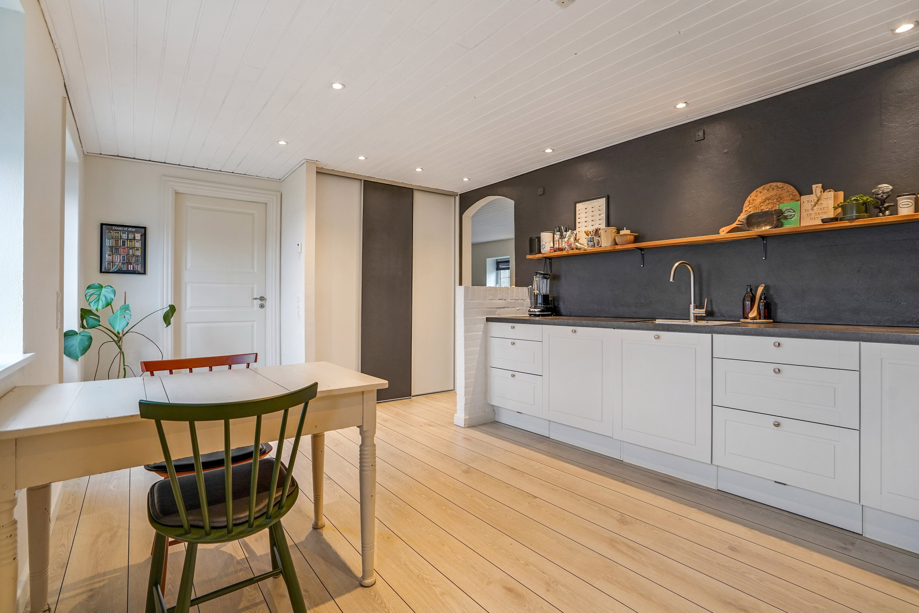 Fremhævet køkken billede i fuldskærmstilstand. Billede af Hovedvejen 227, Roerslev Mrk, 5580 Nørre Aaby