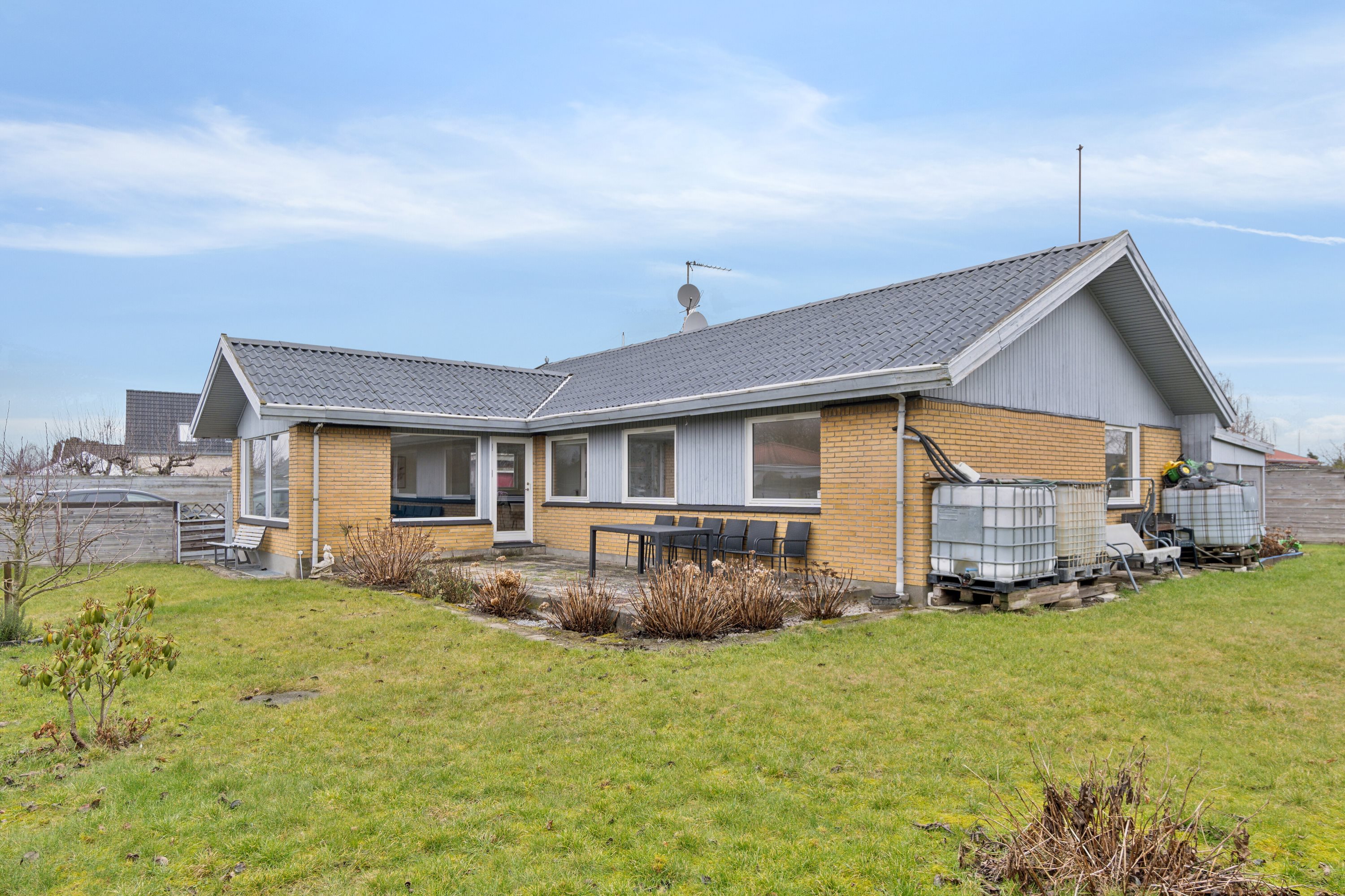 Fremhævet set fra haven billede i fuldskærmstilstand. Billede af Langåvej 48, 2650 Hvidovre