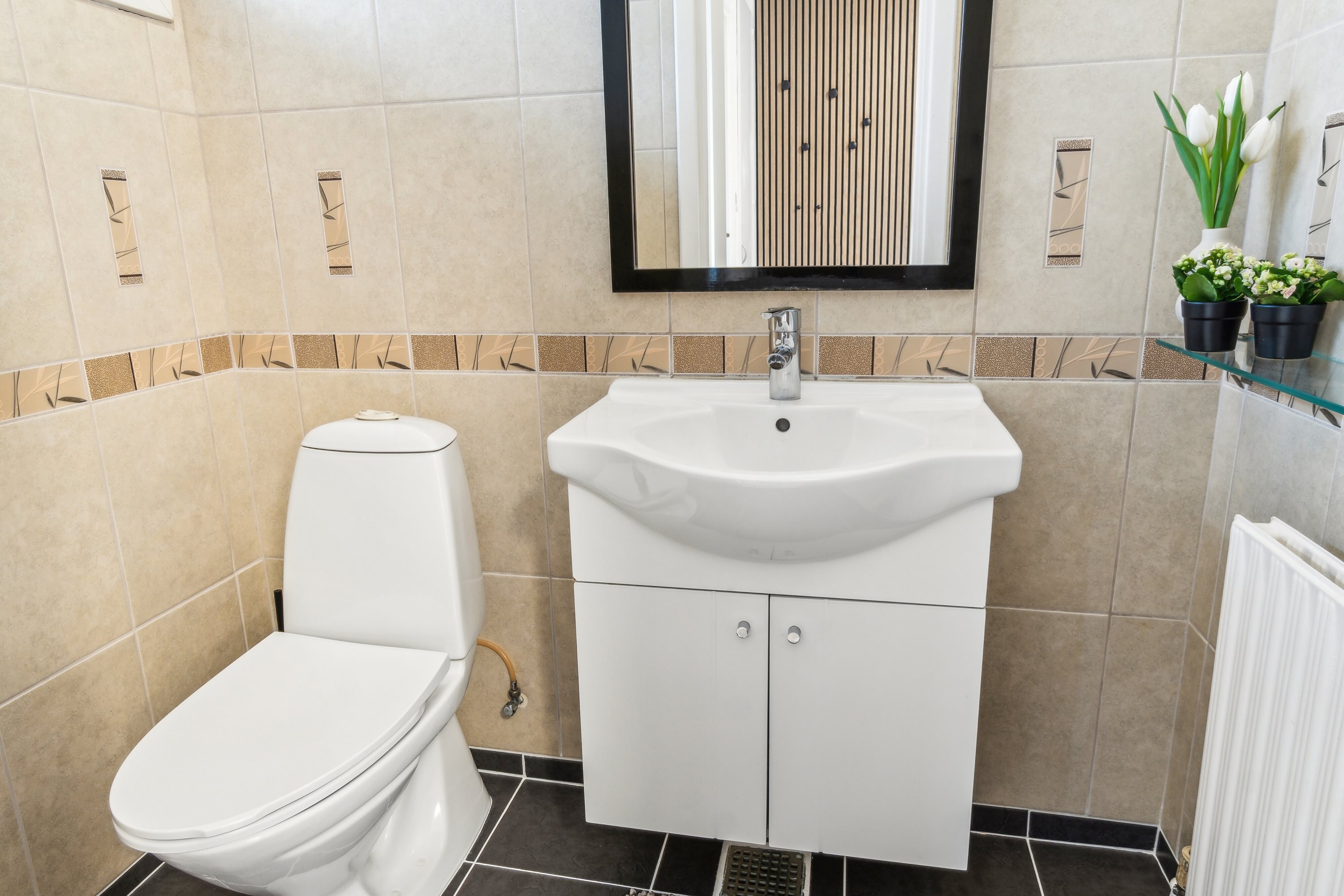 Fremhævet toilet billede i fuldskærmstilstand. Billede af Langåvej 48, 2650 Hvidovre