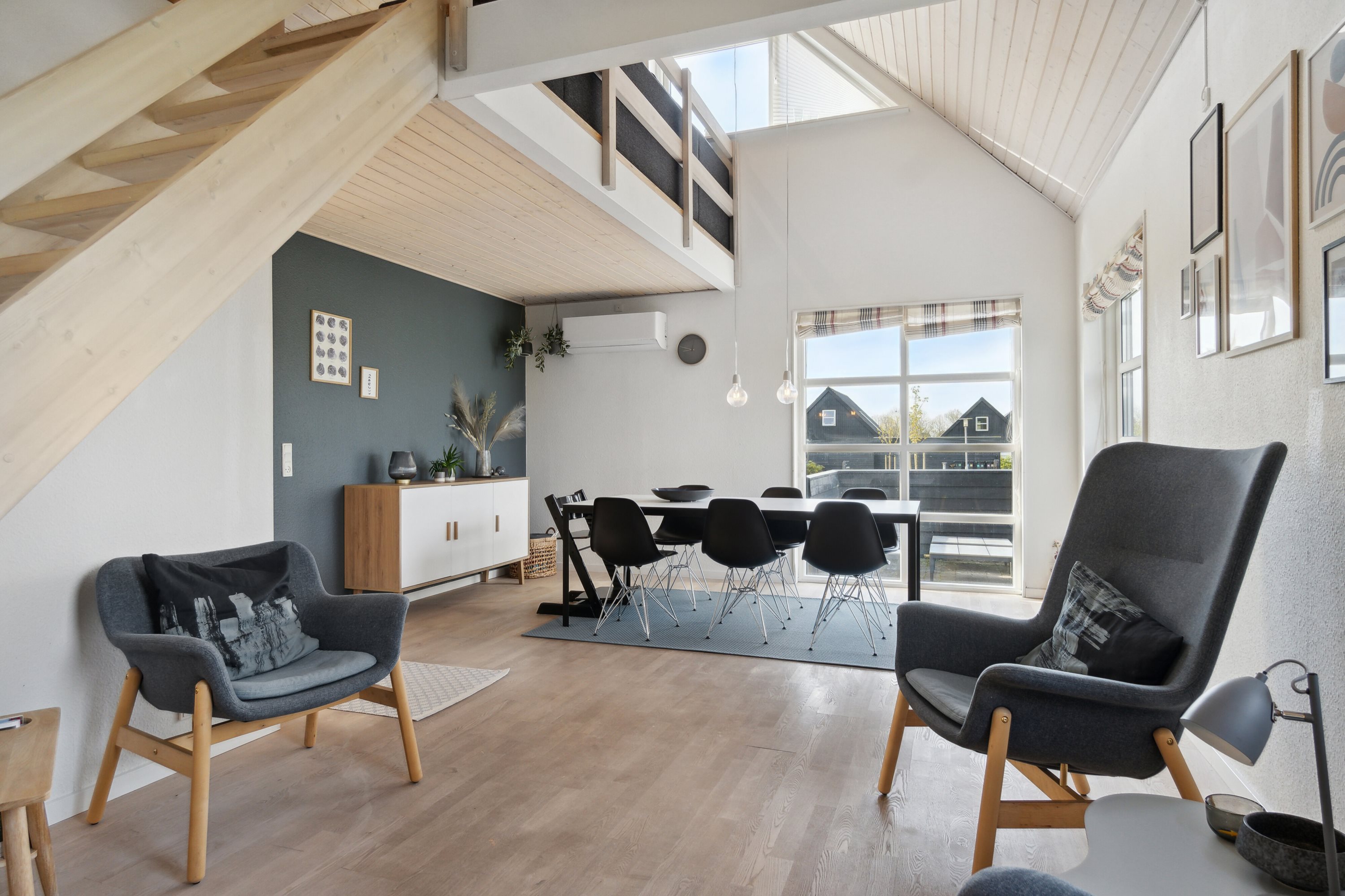 Fremhævet stue billede i fuldskærmstilstand. Billede af Golfvænget 6, Gatten, 9640 Farsø