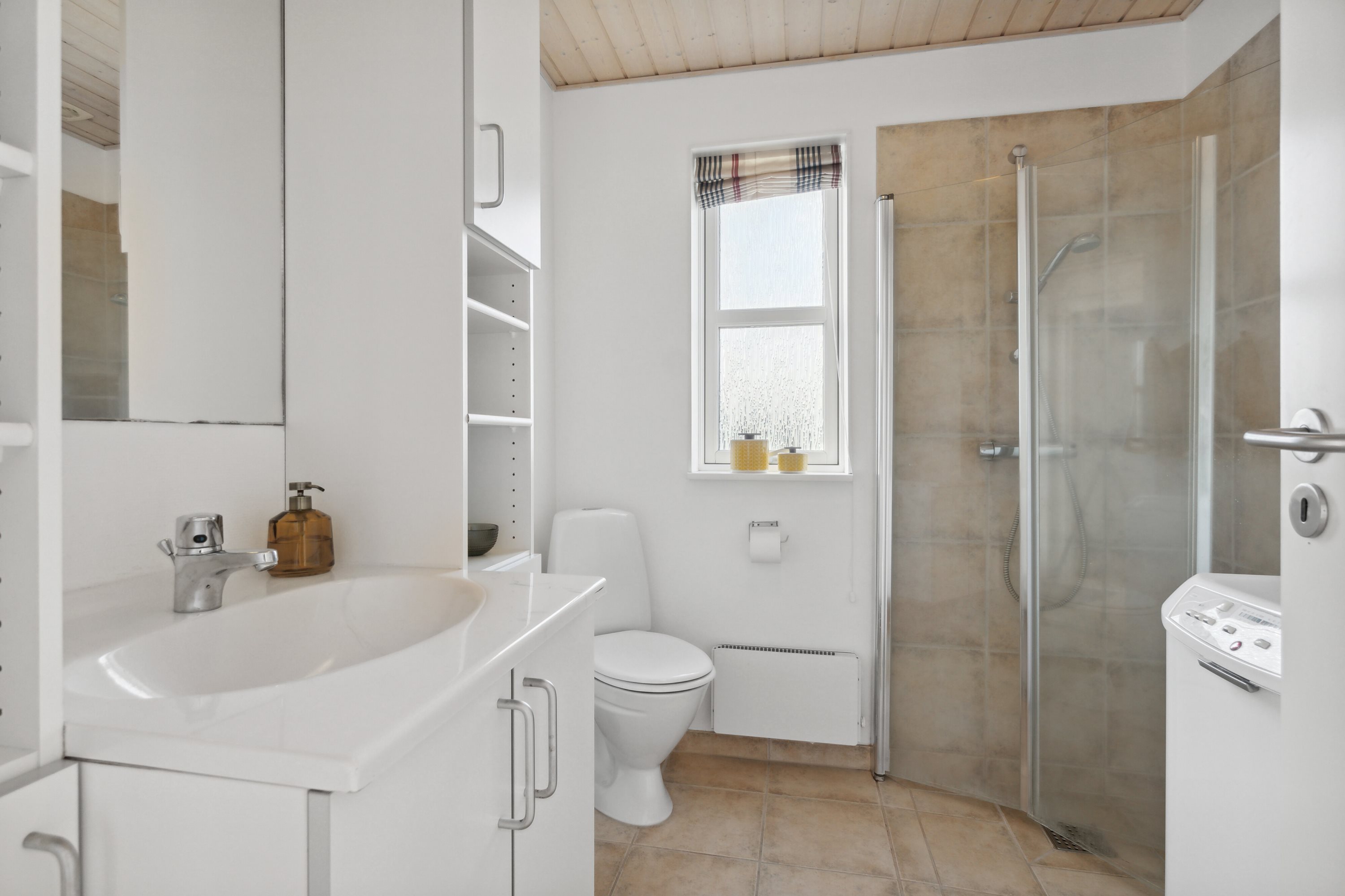 Fremhævet badeværelse billede i fuldskærmstilstand. Billede af Golfvænget 6, Gatten, 9640 Farsø