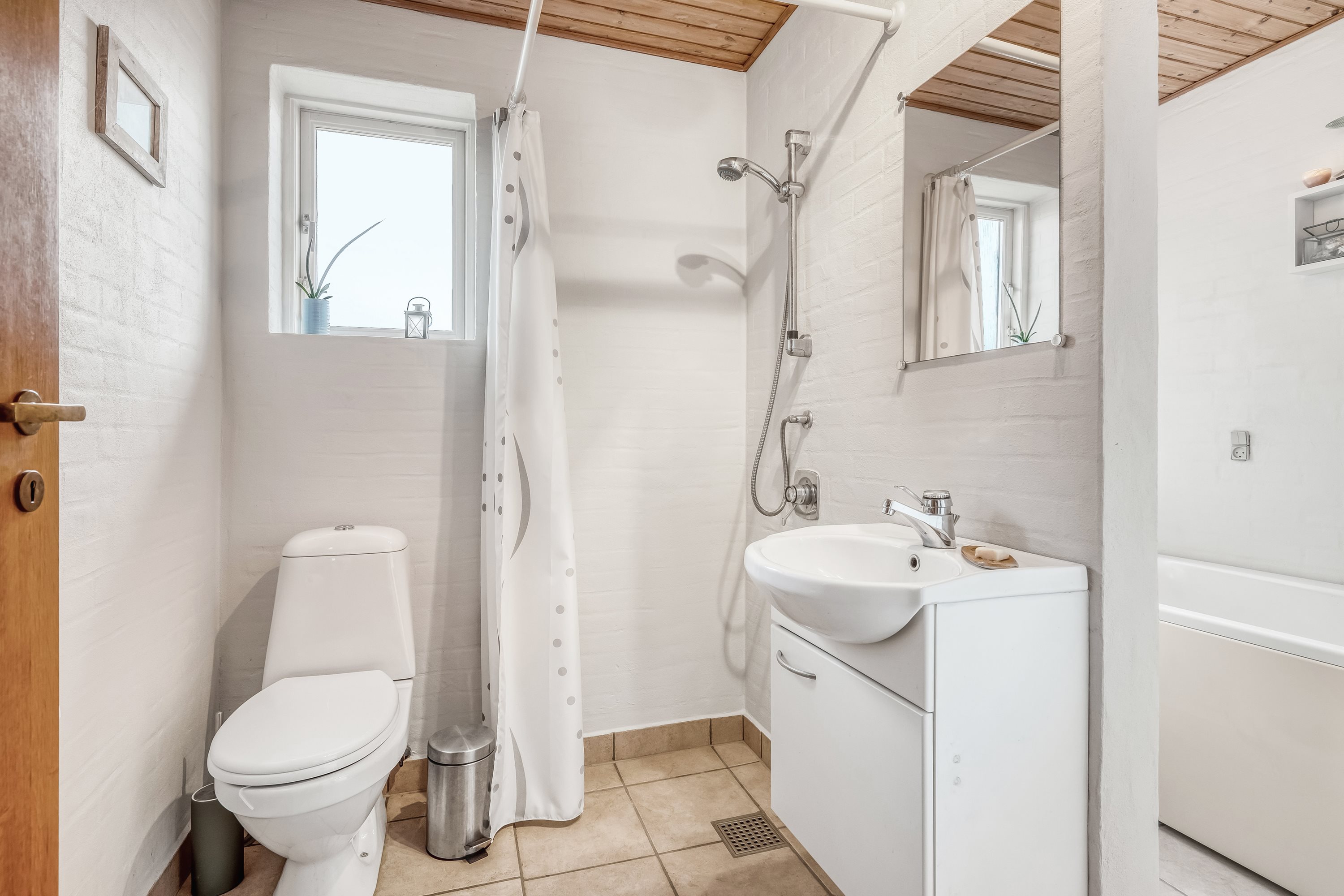 Fremhævet badeværelse billede i fuldskærmstilstand. Billede af Sprogøvej 8A, 7680 Thyborøn