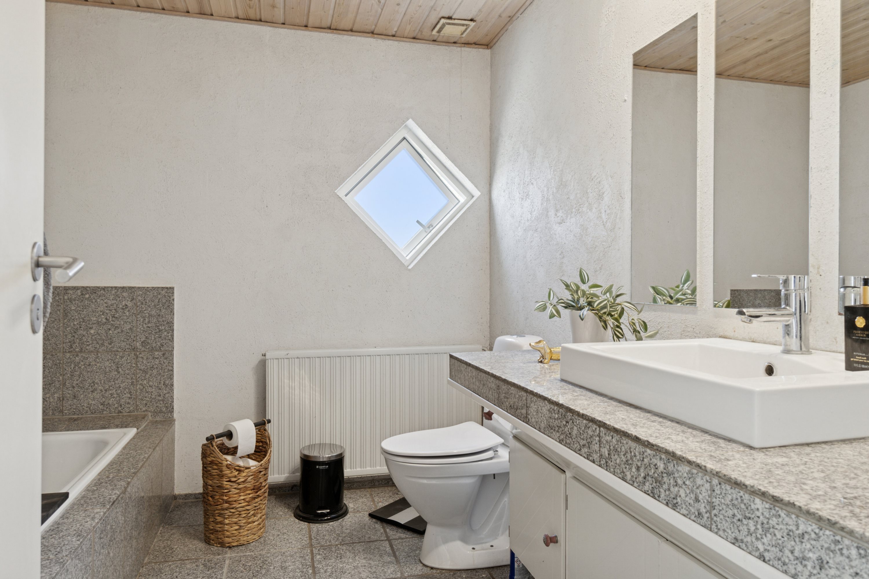 Fremhævet badeværelse billede i fuldskærmstilstand. Billede af Smedevangen 3, 4243 Rude