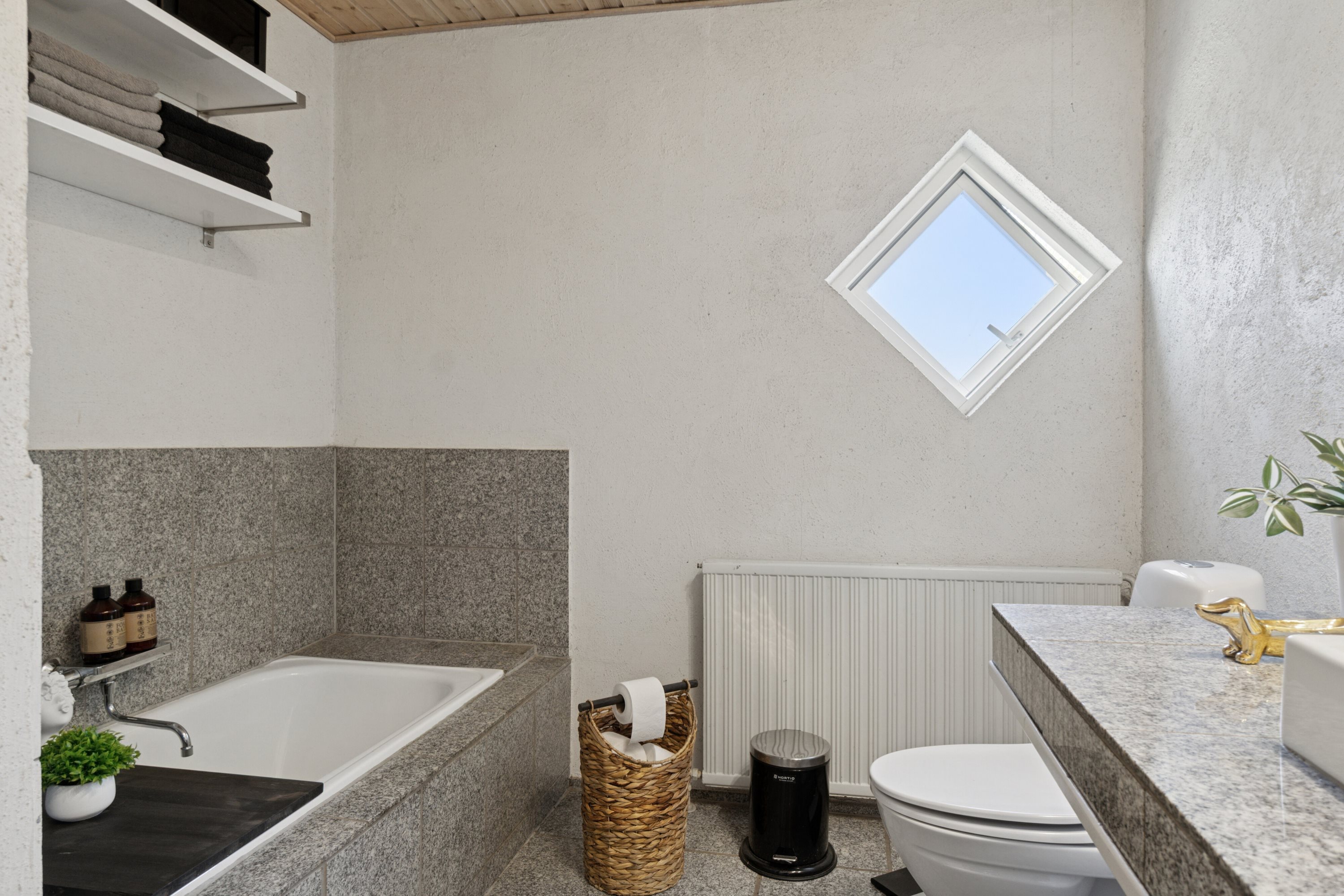 Fremhævet badeværelse billede i fuldskærmstilstand. Billede af Smedevangen 3, 4243 Rude