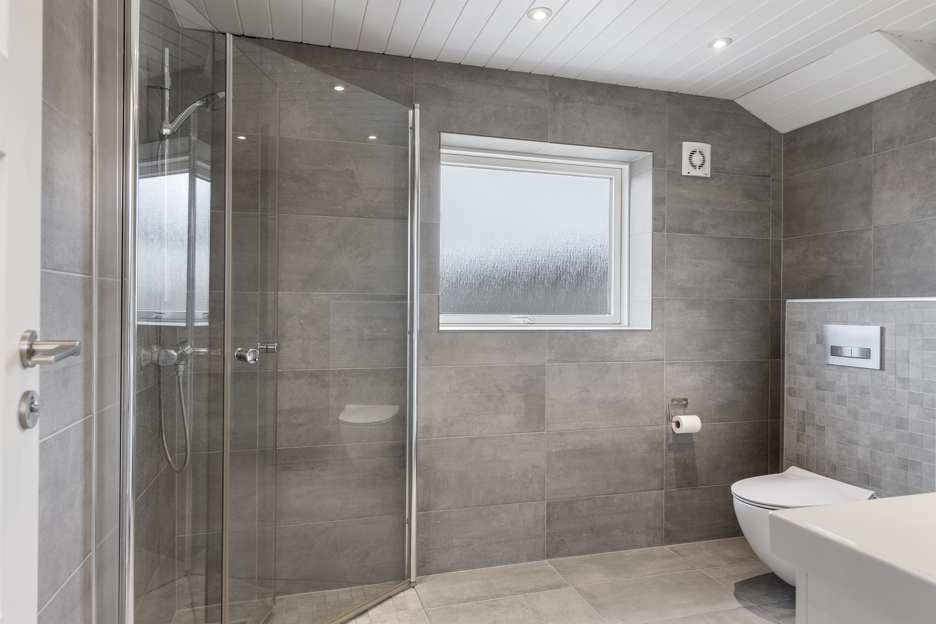 Fremhævet badeværelse billede i fuldskærmstilstand. Billede af Martsvej 39, Skal Klit, 9800 Hjørring