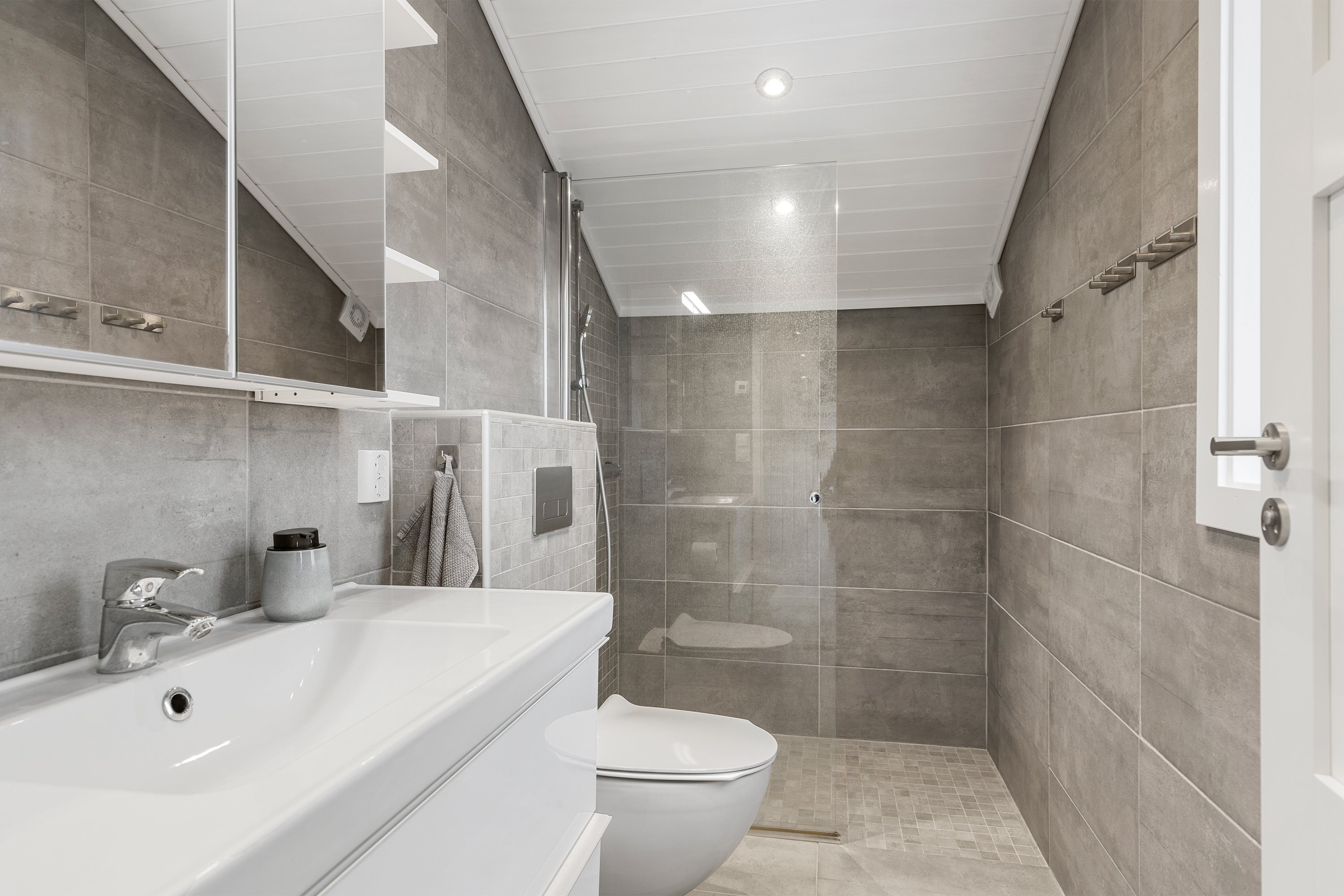 Fremhævet badeværelse billede i fuldskærmstilstand. Billede af Martsvej 39, Skal Klit, 9800 Hjørring