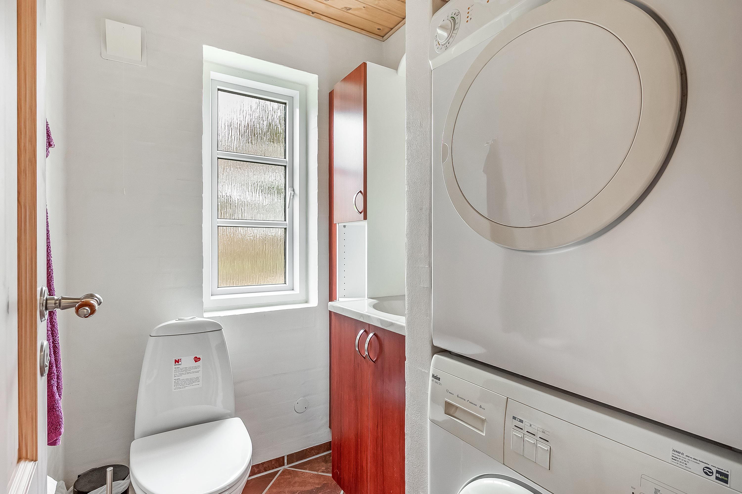 Fremhævet badeværelse  billede i fuldskærmstilstand. Billede af Tyttebærvej 4, Skaven , 6880 Tarm