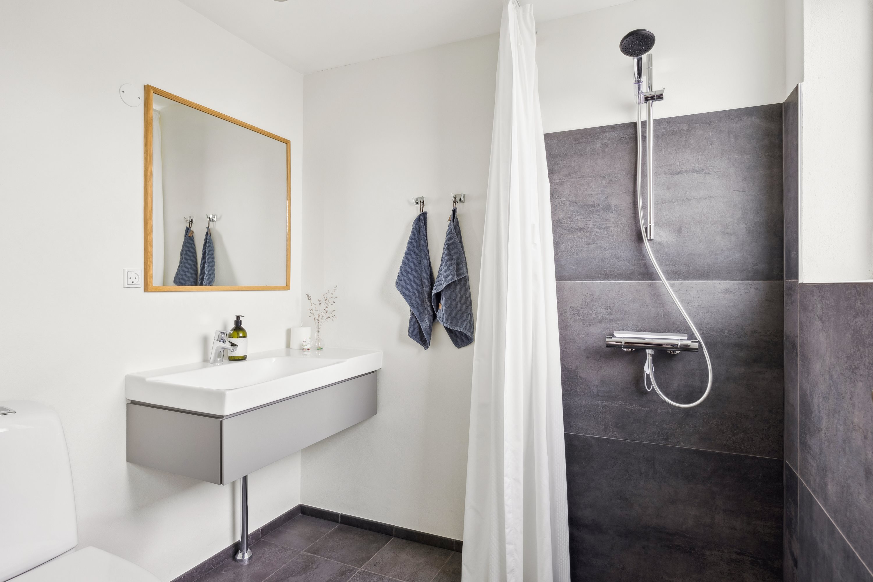 Fremhævet badeværelse billede i fuldskærmstilstand. Billede af Irisvej 2, 8400 Ebeltoft