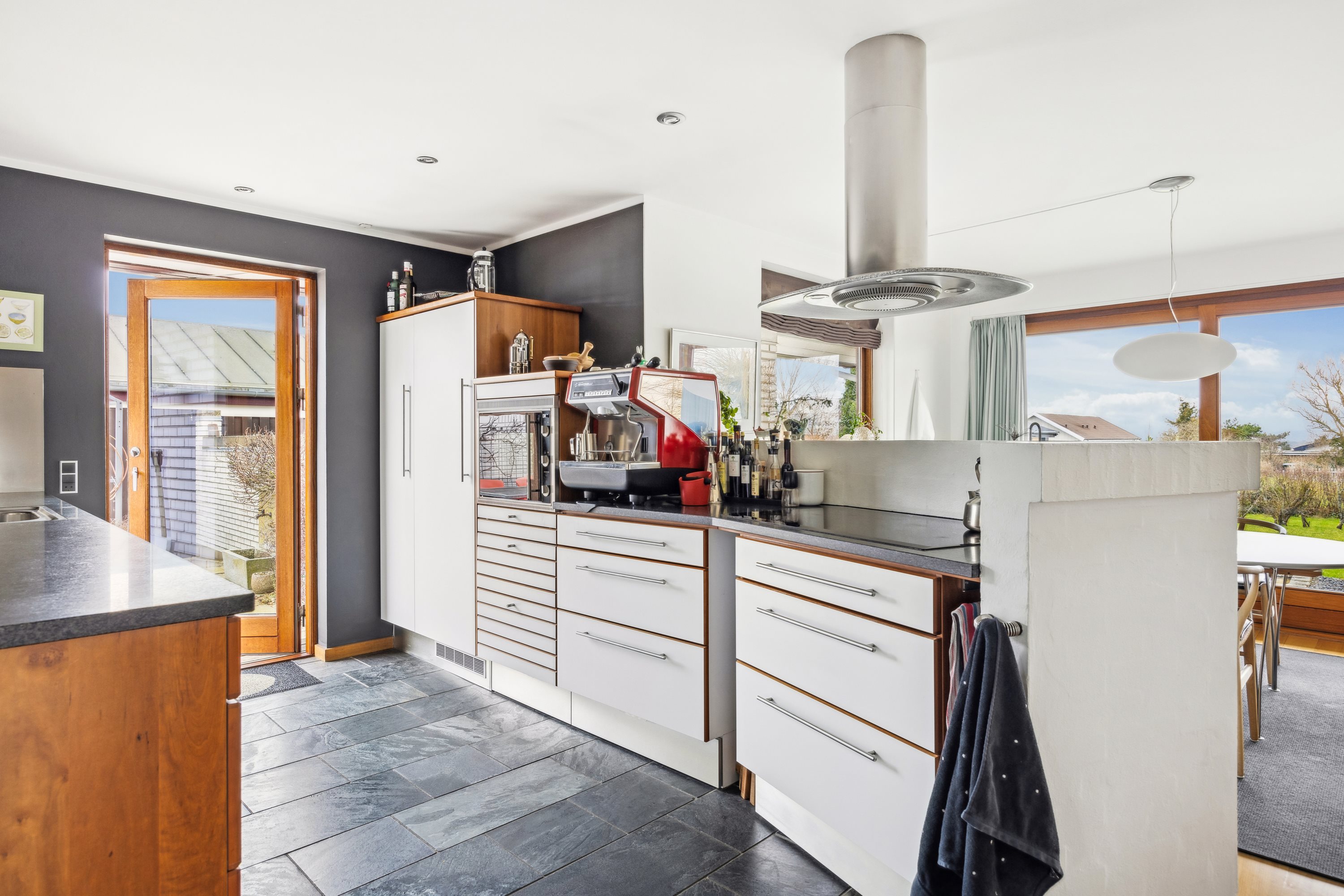 Fremhævet køkken billede i fuldskærmstilstand. Billede af Irisvej 2, 8400 Ebeltoft