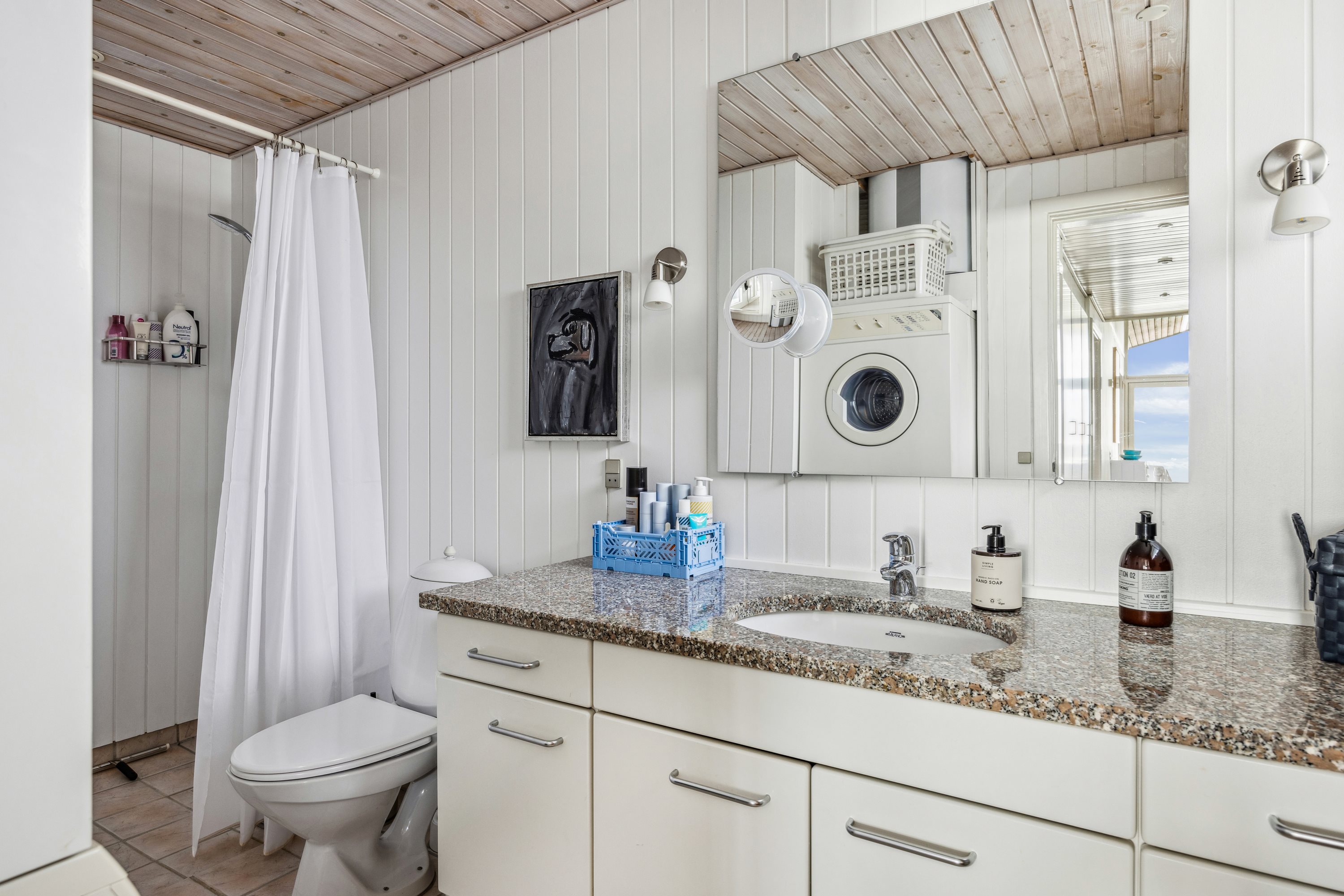 Fremhævet badeværelse billede i fuldskærmstilstand. Billede af Skråningen 42, Strands, 8420 Knebel