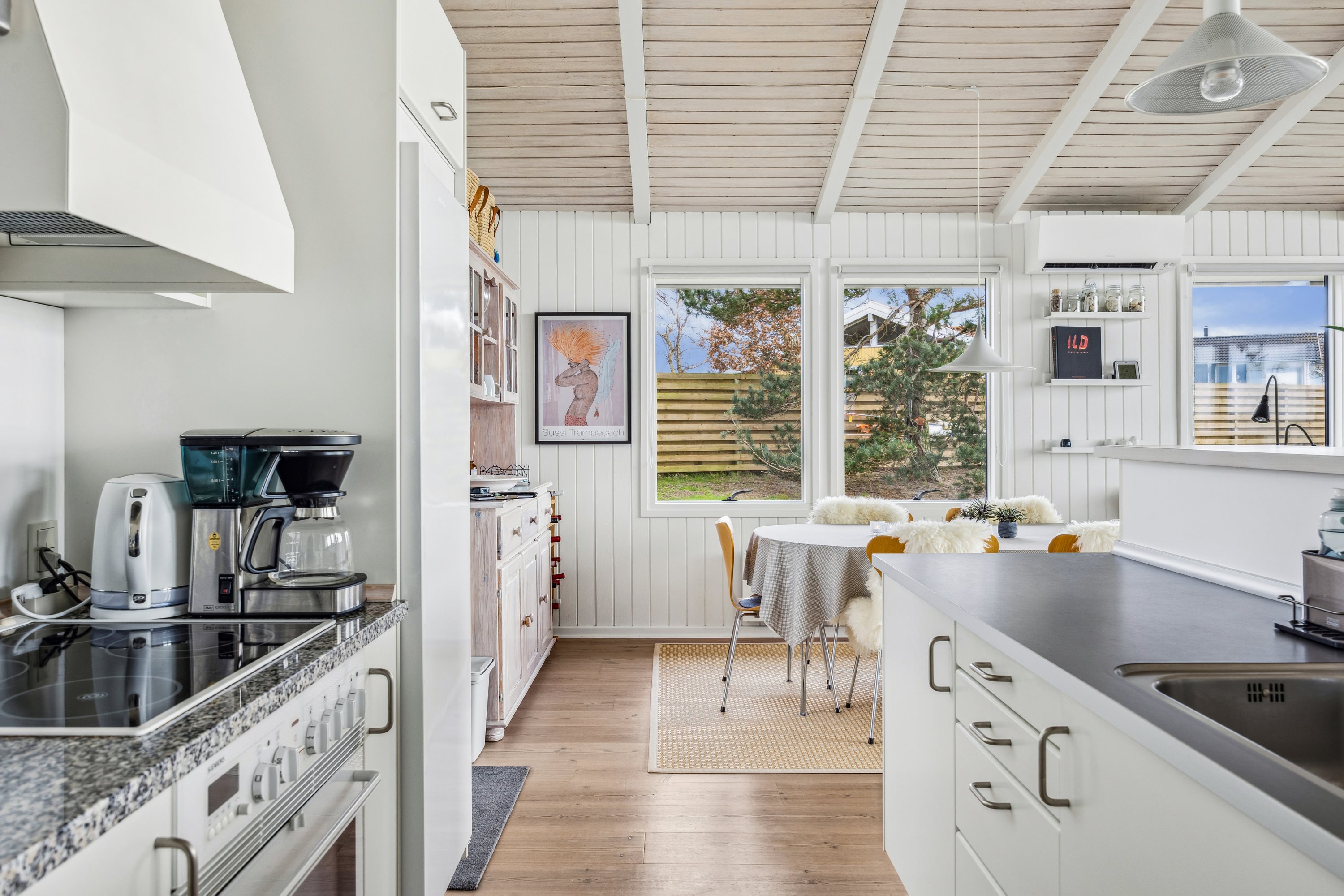 Fremhævet køkken billede i fuldskærmstilstand. Billede af Skråningen 42, Strands, 8420 Knebel