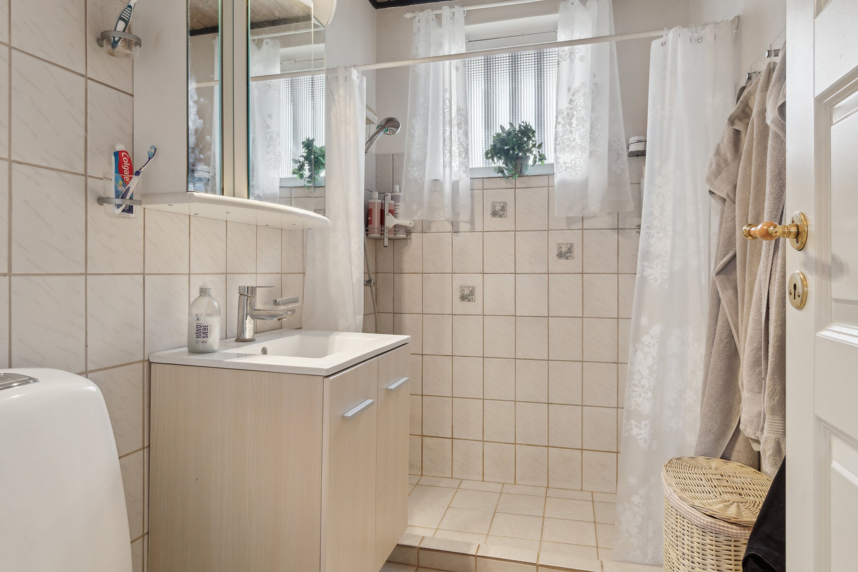 Fremhævet badeværelse billede i fuldskærmstilstand. Billede af Beringgårdsvej 45A, 2650 Hvidovre