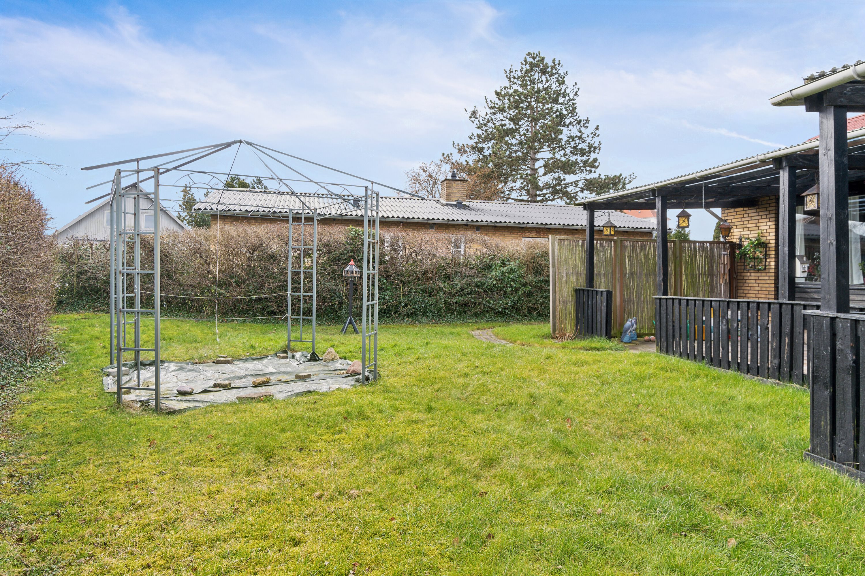 Fremhævet set fra haven billede i fuldskærmstilstand. Billede af Beringgårdsvej 45A, 2650 Hvidovre