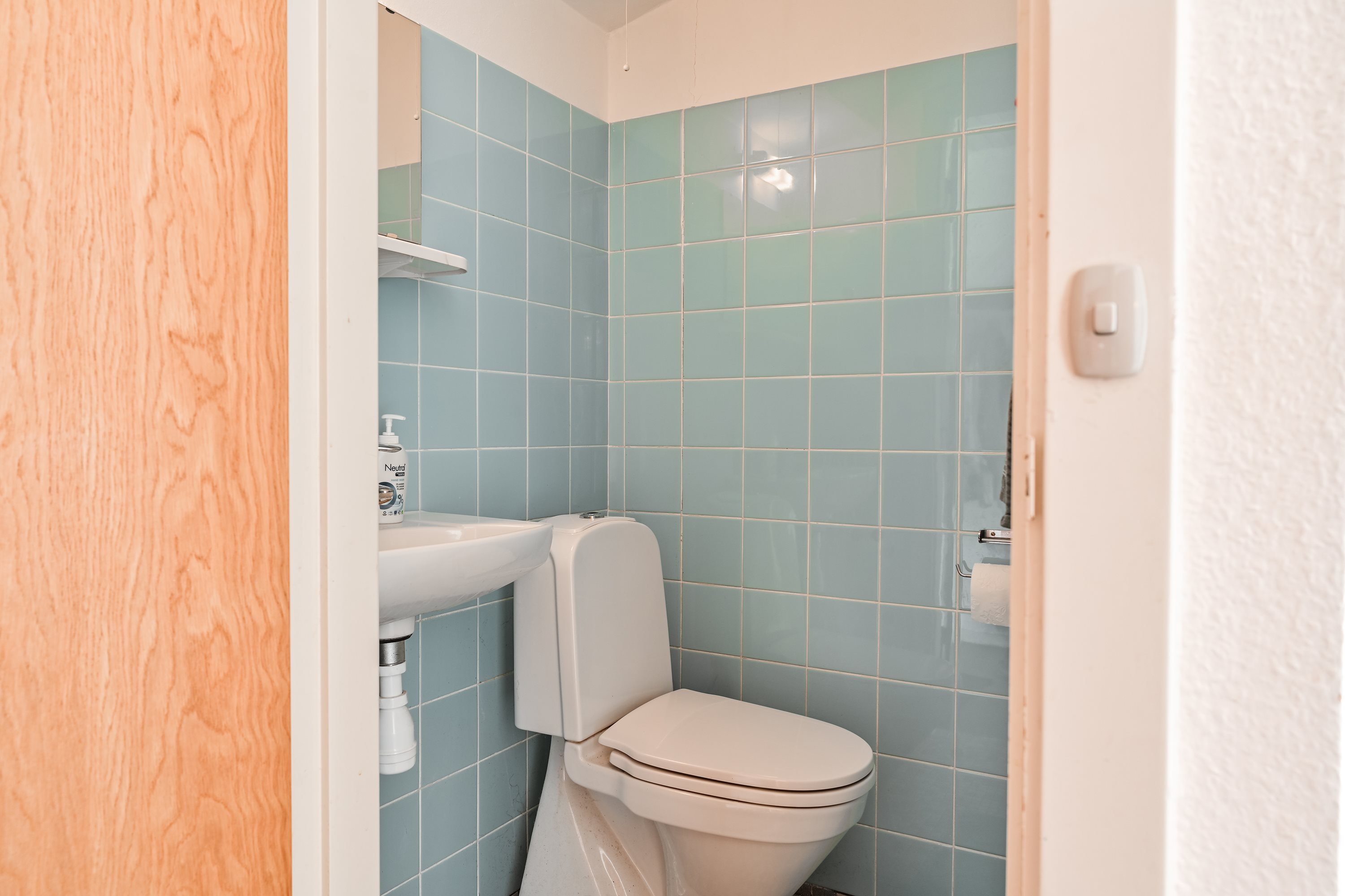 Fremhævet gæstetoilet billede i fuldskærmstilstand. Billede af Strandskiftet 4, 4850 Stubbekøbing