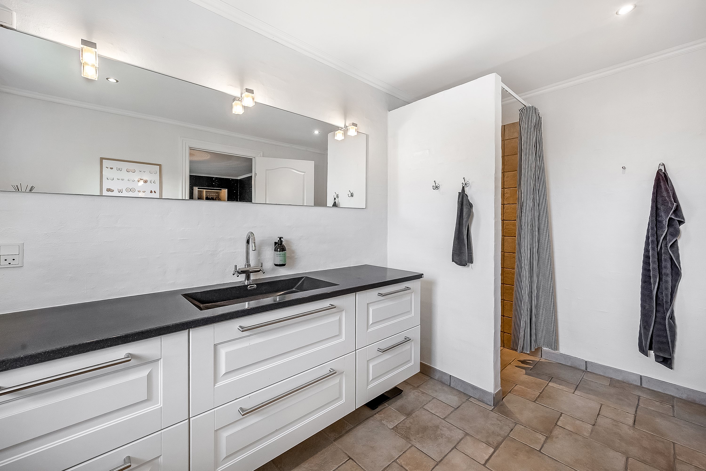 Fremhævet badeværelse billede i fuldskærmstilstand. Billede af Oldagervænget 22, 6900 Skjern