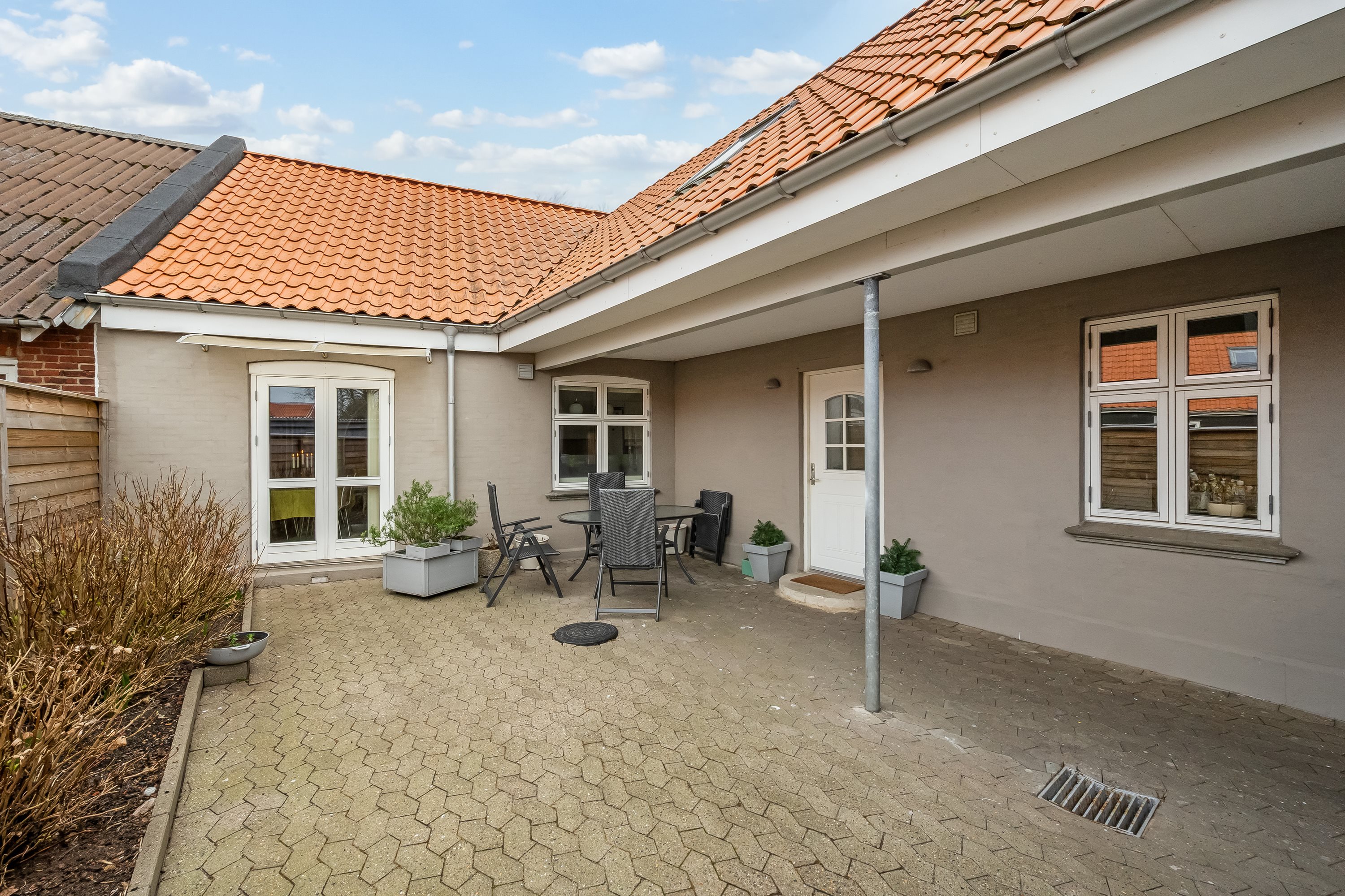 Miniaturebillede 2: udendørs. Billede af Kirkegade 3, 6940 Lem St