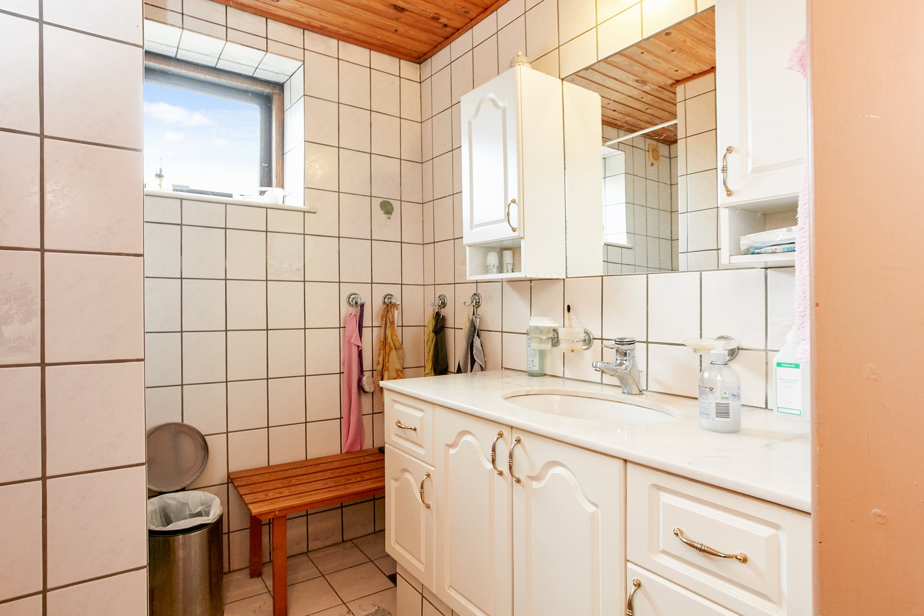 Fremhævet badeværelse billede i fuldskærmstilstand. Billede af Klejsgårdvej 10, Klejs, 7130 Juelsminde