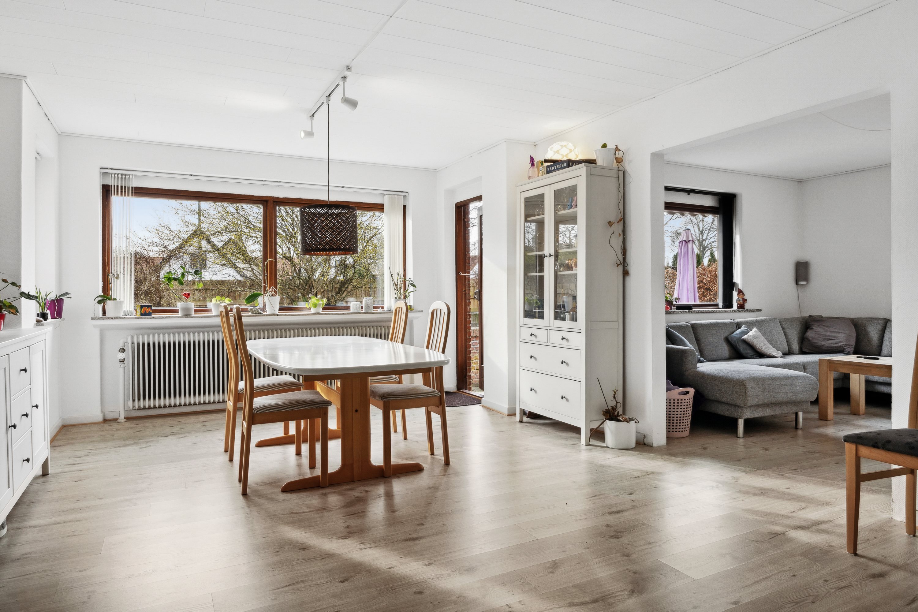 Fremhævet stue billede i fuldskærmstilstand. Billede af Åvej 1, 4632 Bjæverskov