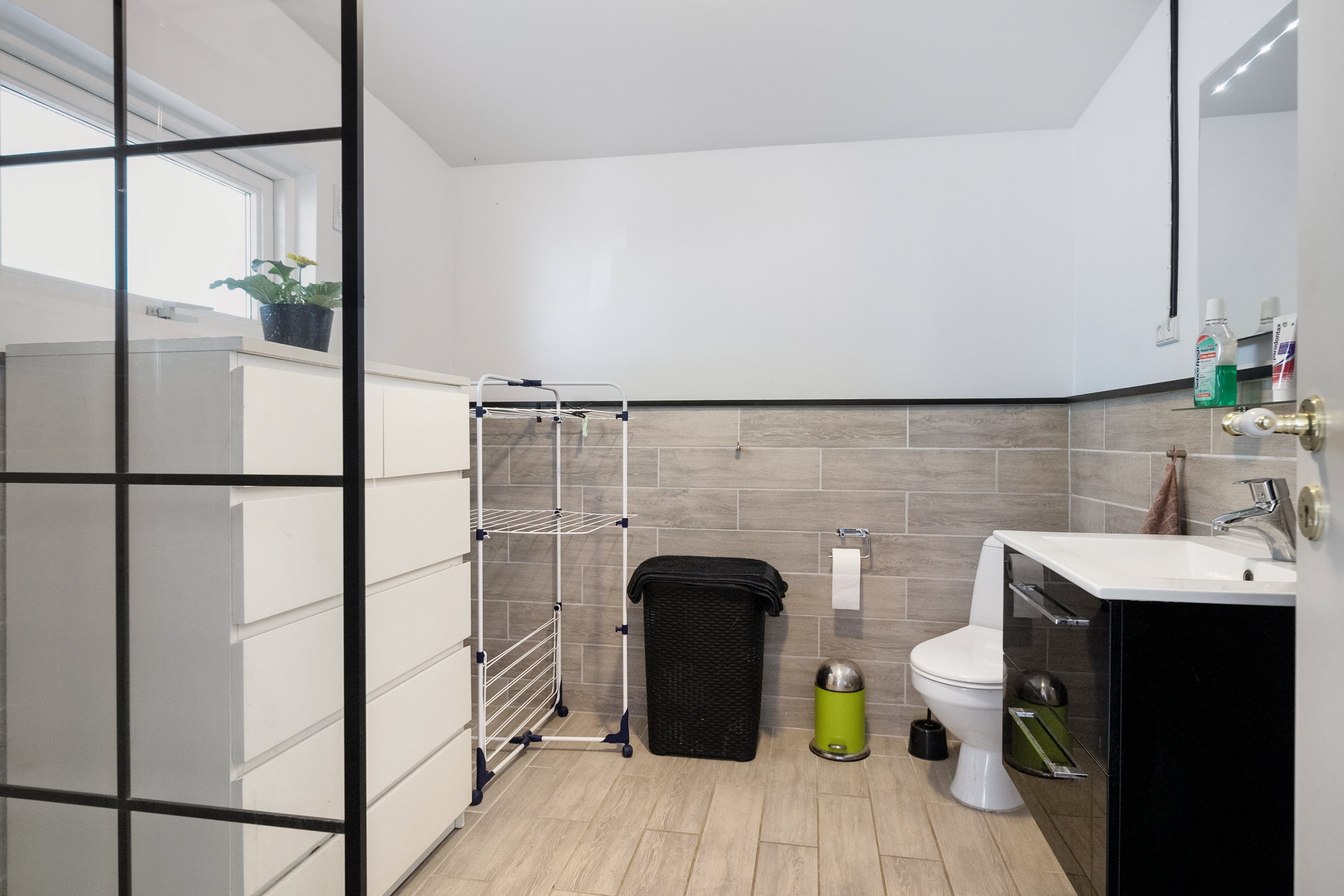 Fremhævet badeværelse billede i fuldskærmstilstand. Billede af Egholm Strandvej 13, 4913 Horslunde