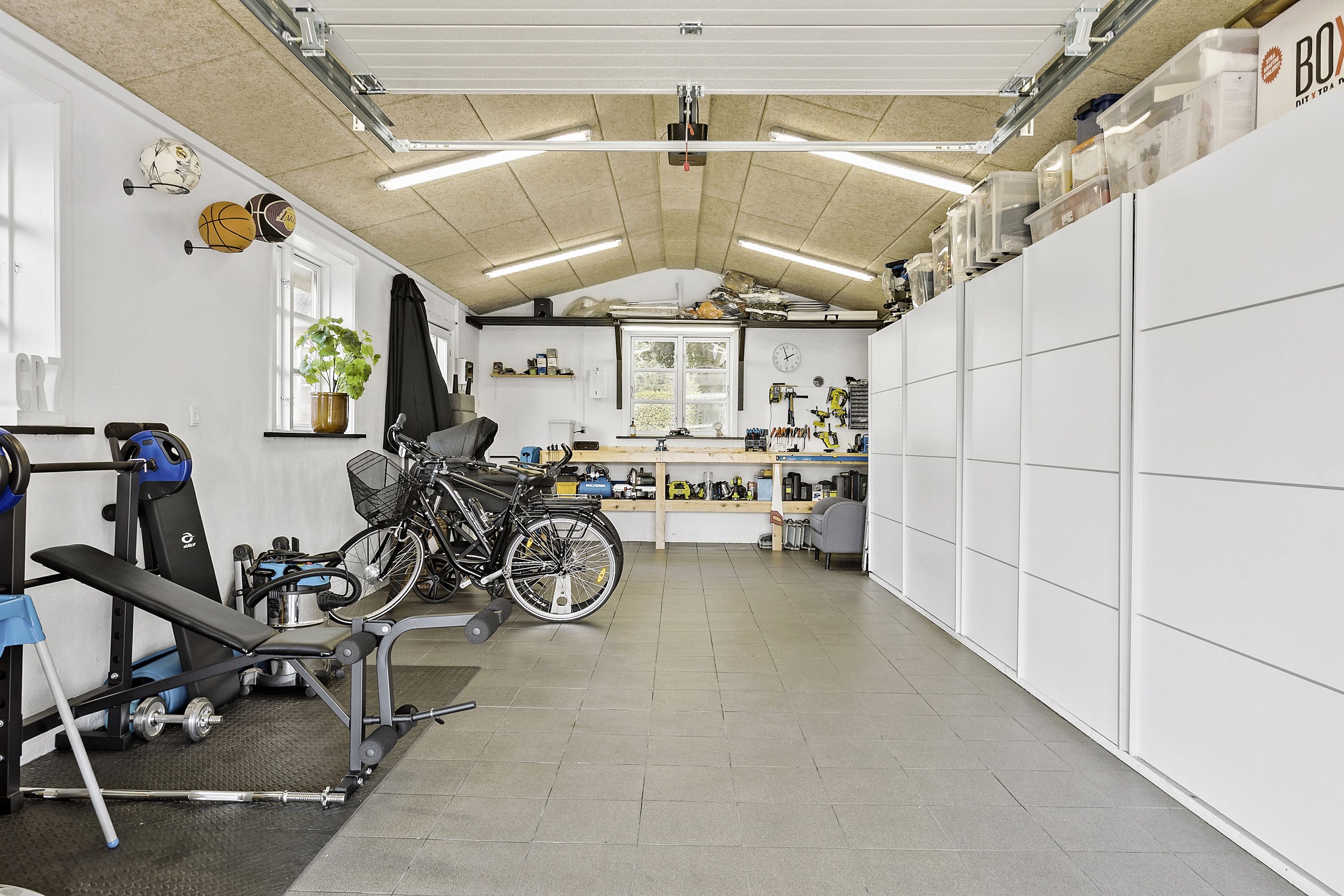 Fremhævet garage billede i fuldskærmstilstand. Billede af Halvorsmindevej 5, 9800 Hjørring