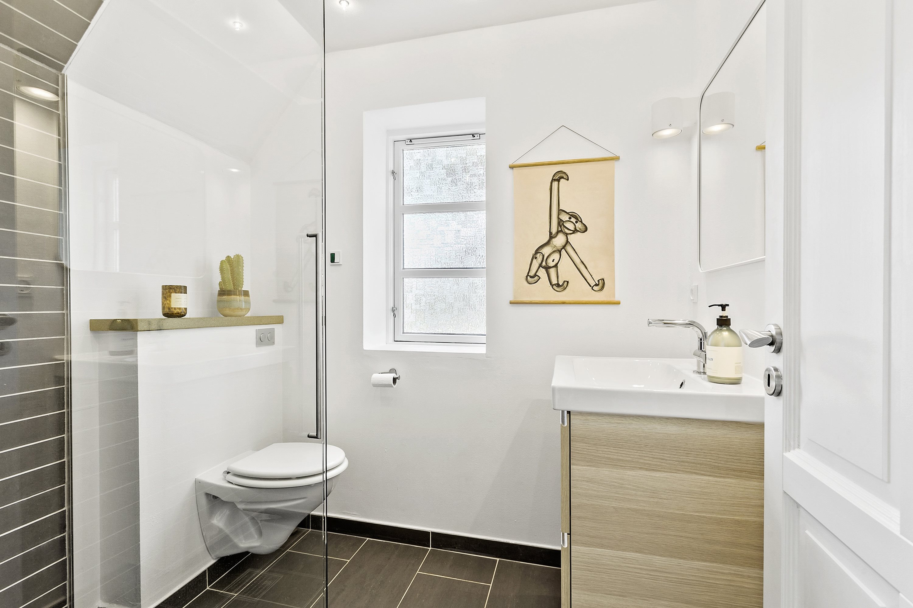 Fremhævet badeværelse billede i fuldskærmstilstand. Billede af Halvorsmindevej 5, 9800 Hjørring