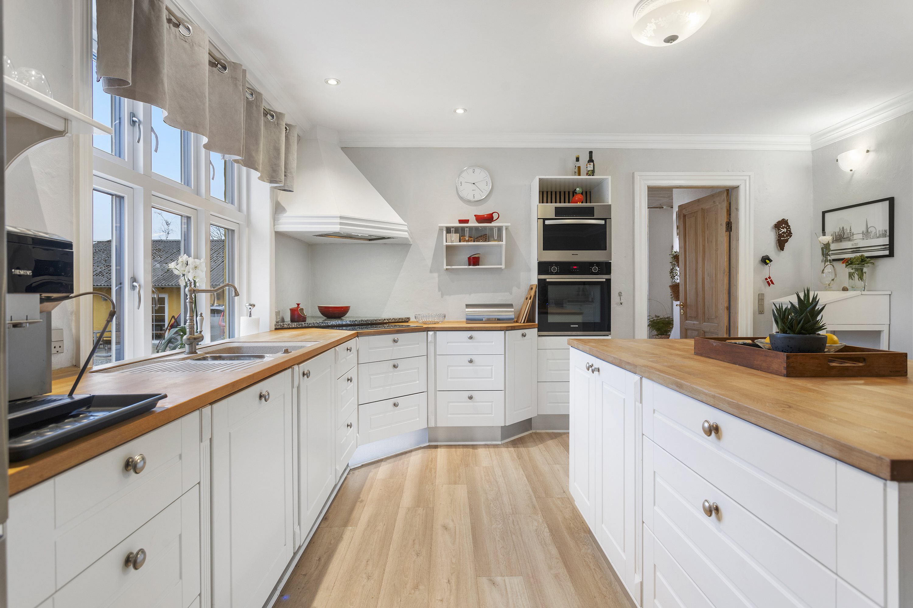 Fremhævet køkken billede i fuldskærmstilstand. Billede af Sdr. Kirkevej 56, Præstbro, 9330 Dronninglund