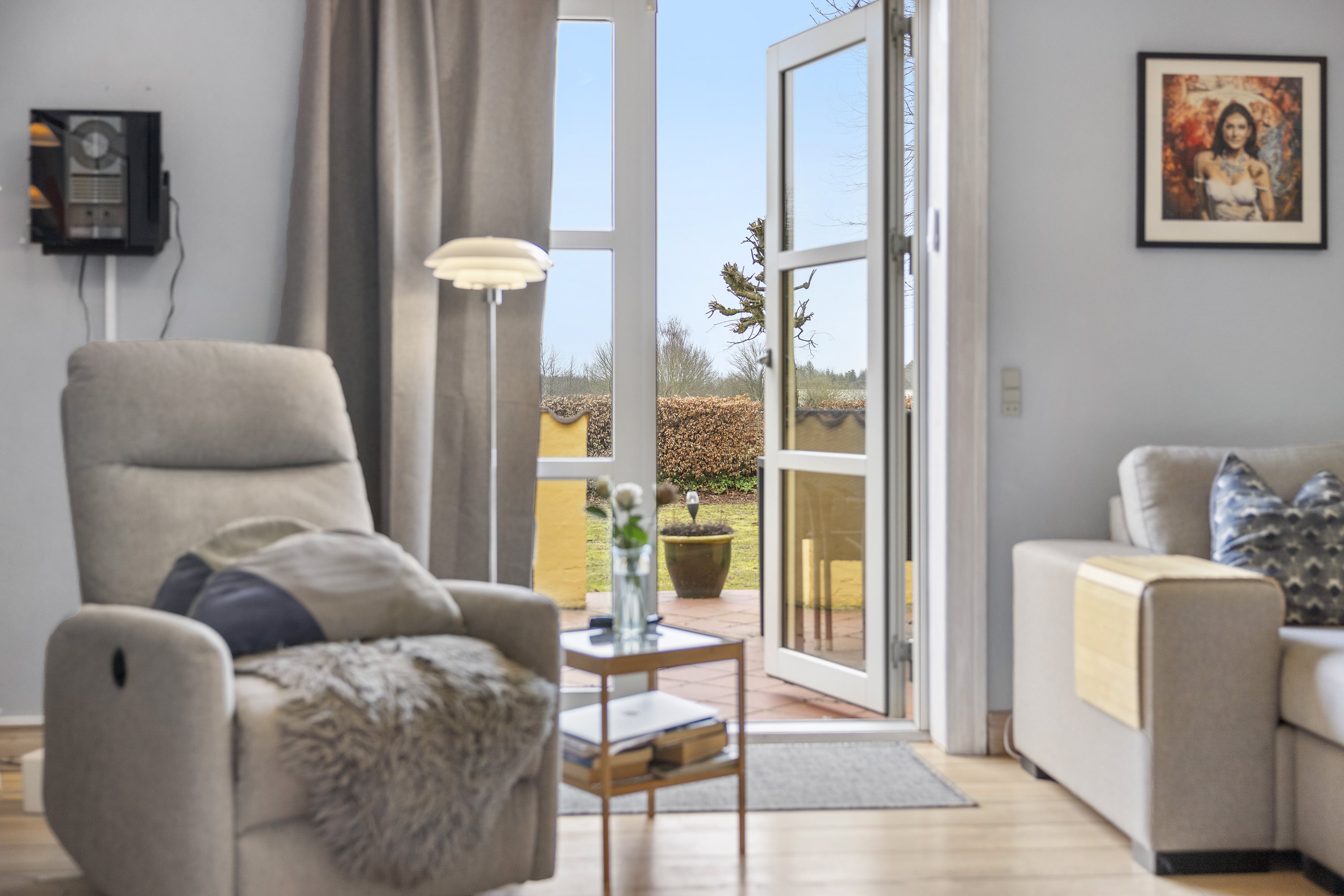 Fremhævet stue billede i fuldskærmstilstand. Billede af Sdr. Kirkevej 56, Præstbro, 9330 Dronninglund